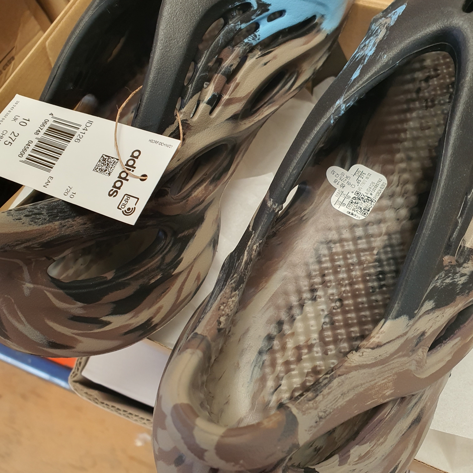 Adidas Yeezy Foam RNNR MX Cinder 착용 스타일 - 1