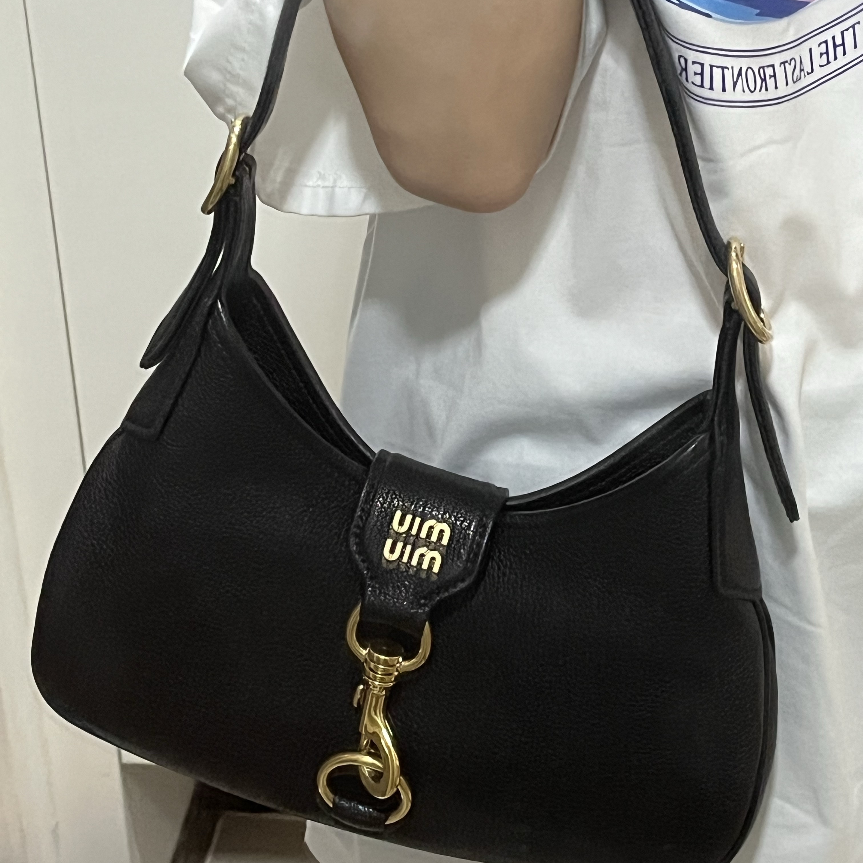 Miu Miu Madras Leather Hobo Bag Black 착용 스타일