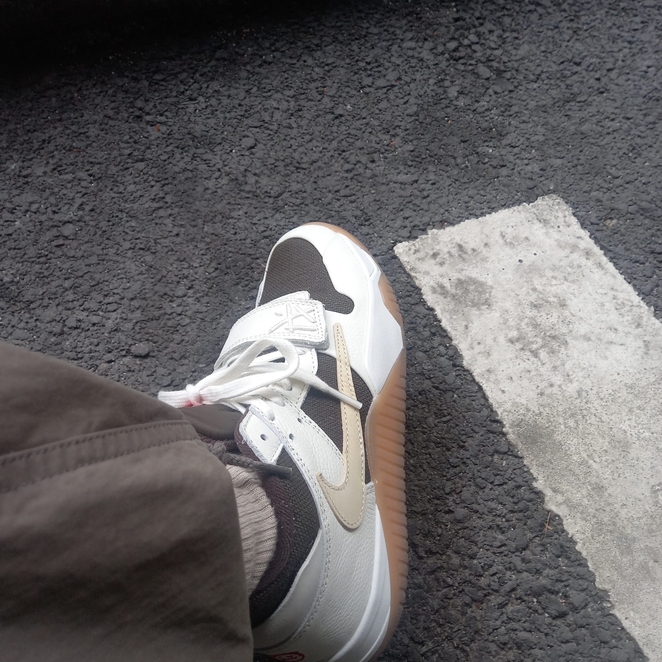 Palm Angels Bear Classic T-Shirt White Brown, Jordan x Travis Scott Jumpman Jack TR Sail and Dark Mocha 착용 스타일 - 4
