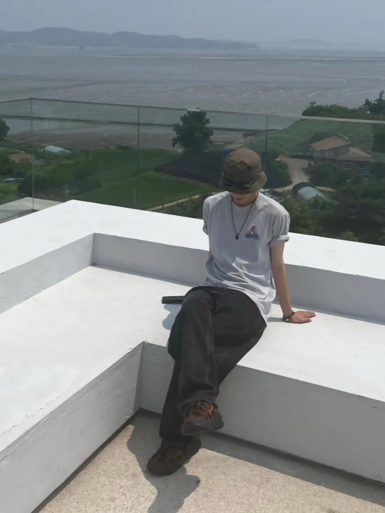 Nike Tech Hera Cacao Wow Bronzine, Palace Tri-Ferg Colour Blur T-Shirt Grey Marl - 20FW 착용 스타일 - 2