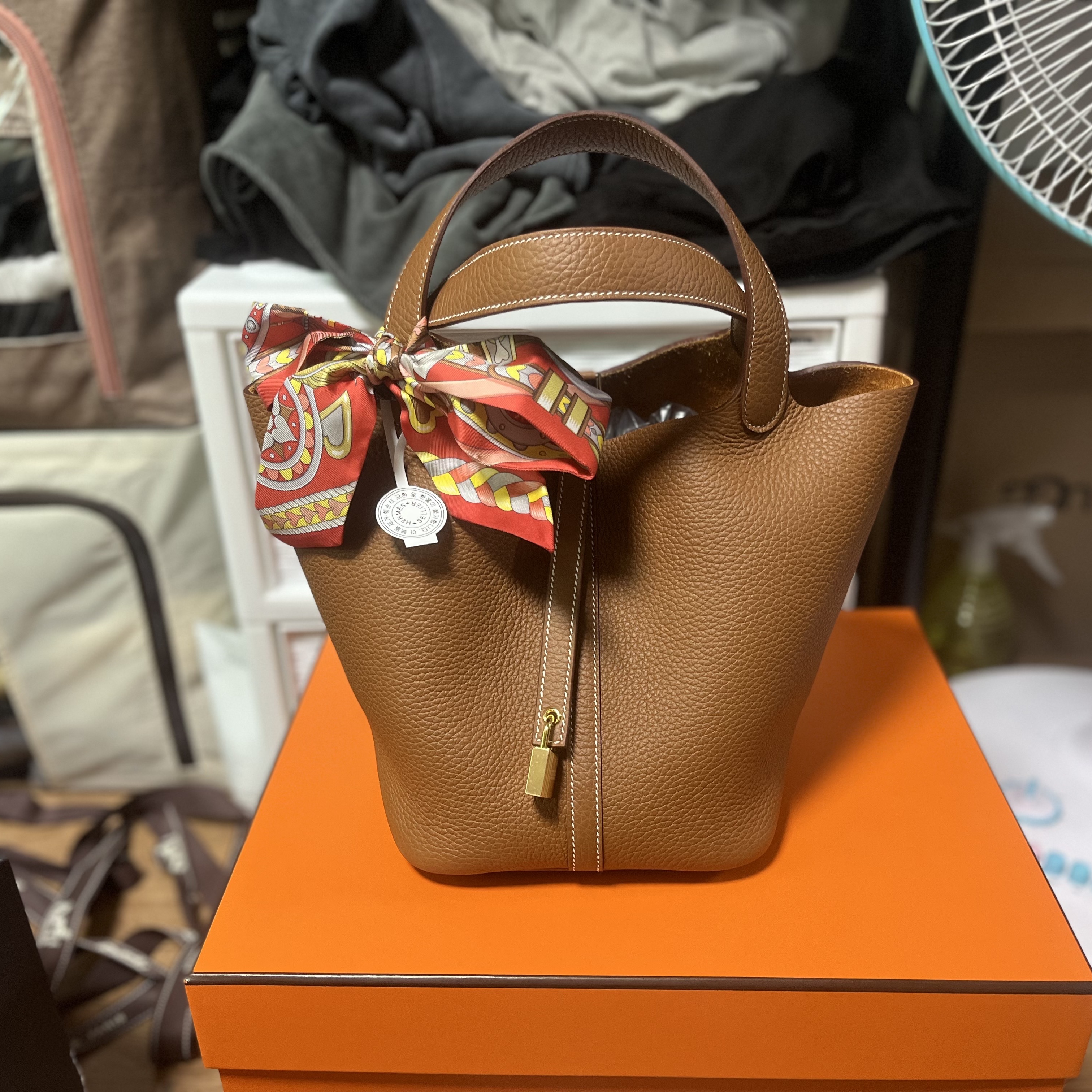 Hermes Picotin Lock 22 Bag Clemence & Gold 착용 스타일 - 3
