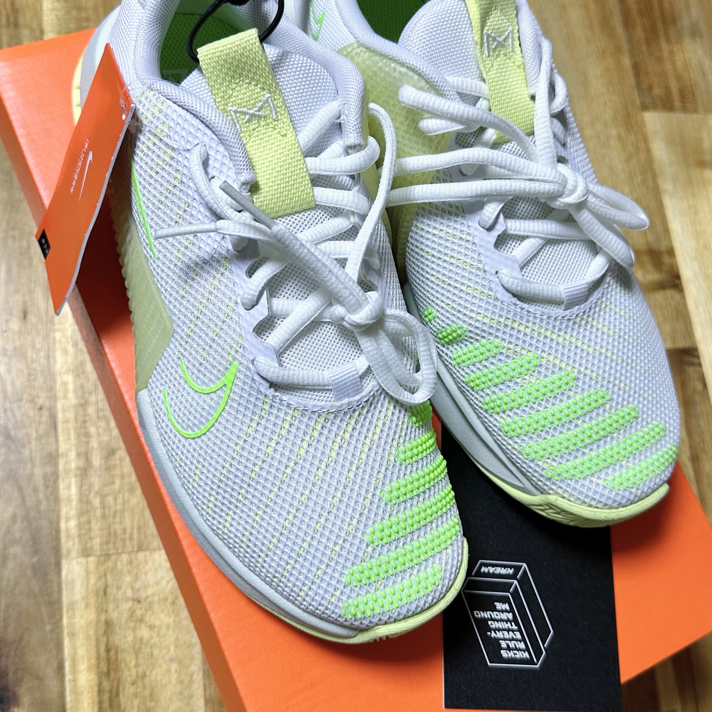 (W) Nike Metcon 9 White Luminous Green 착용 스타일 - 2