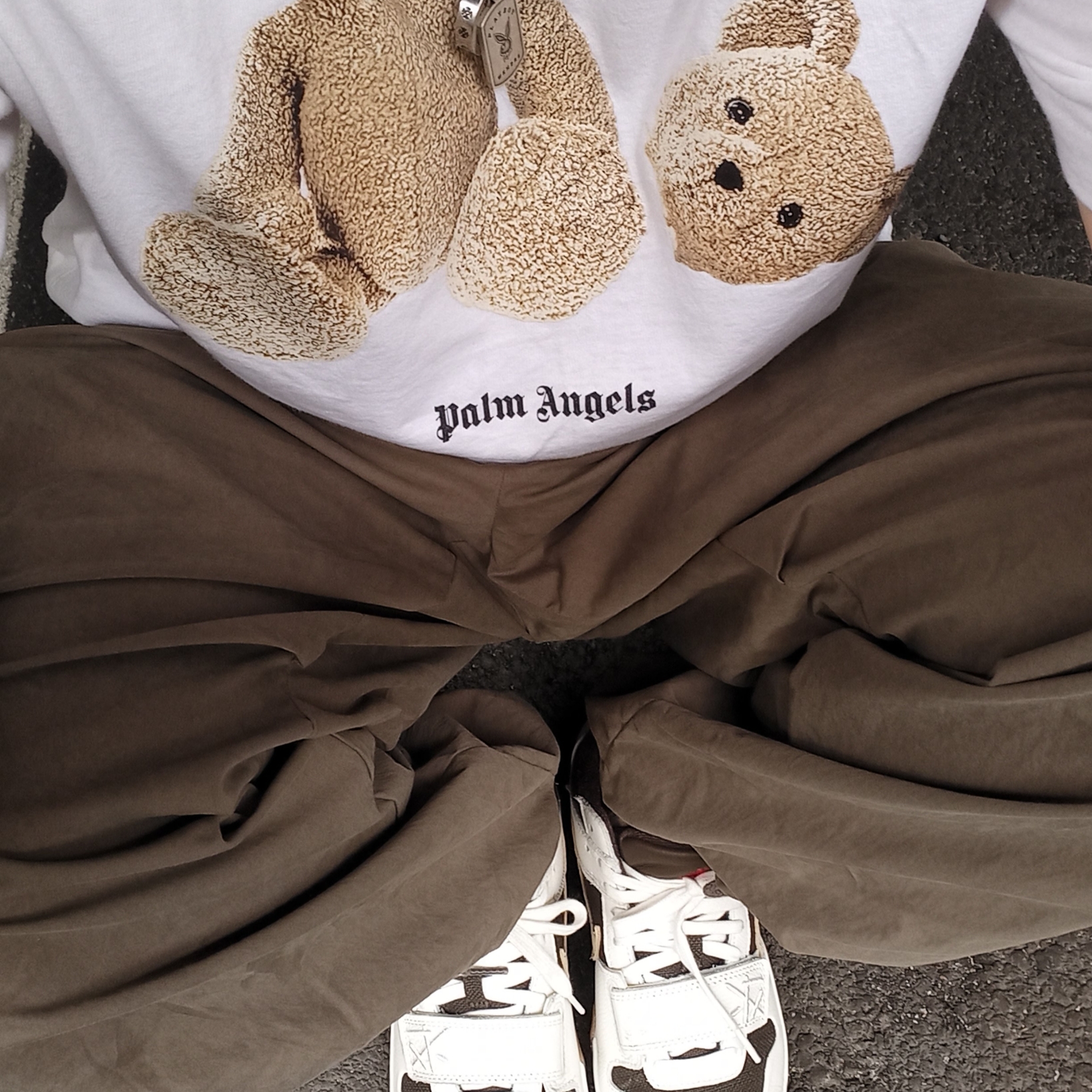 Palm Angels Bear Classic T-Shirt White Brown, Jordan x Travis Scott Jumpman Jack TR Sail and Dark Mocha 착용 스타일 - 1