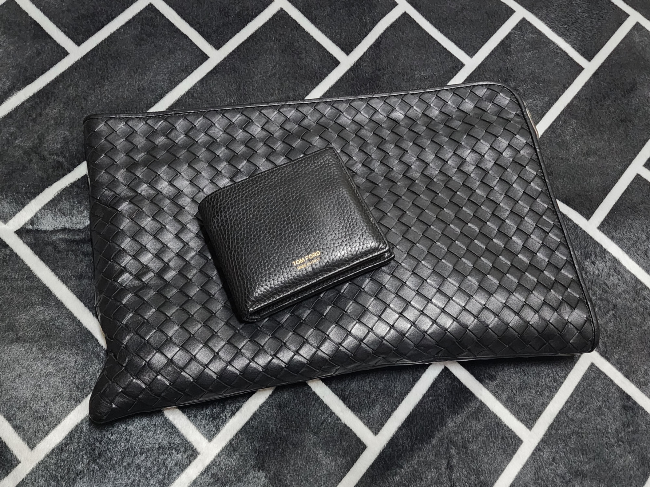 Bottega Veneta Document Case Black, Tom Ford Grain Leather Classic Bifold Wallet Black 착용 스타일