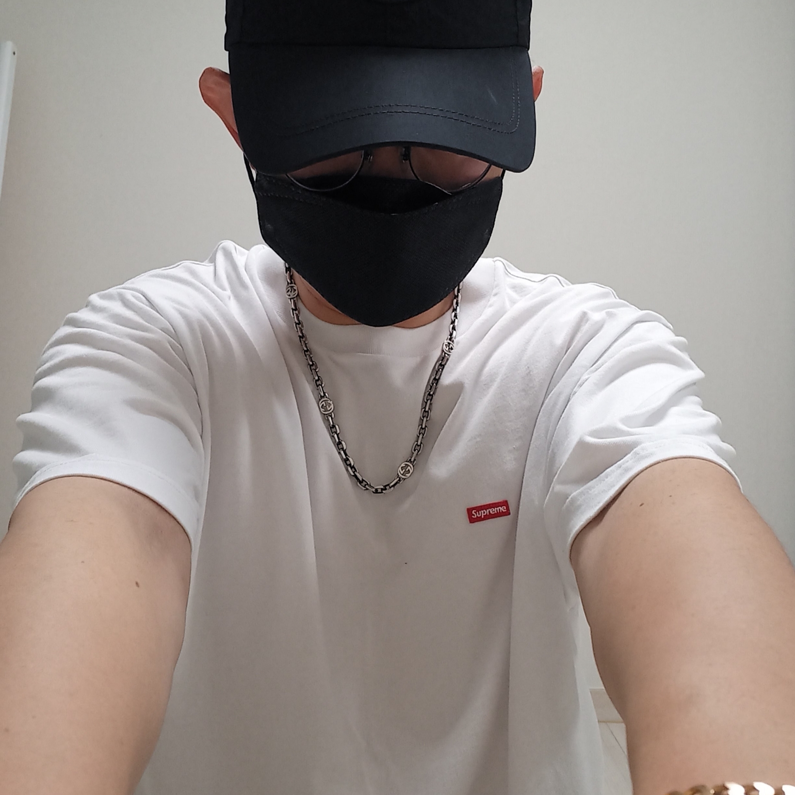 Supreme Small Box T-Shirt White - 24SS, Gucci Silver Necklace With Interlocking G Silver Aged Finish 착용 스타일 - 3
