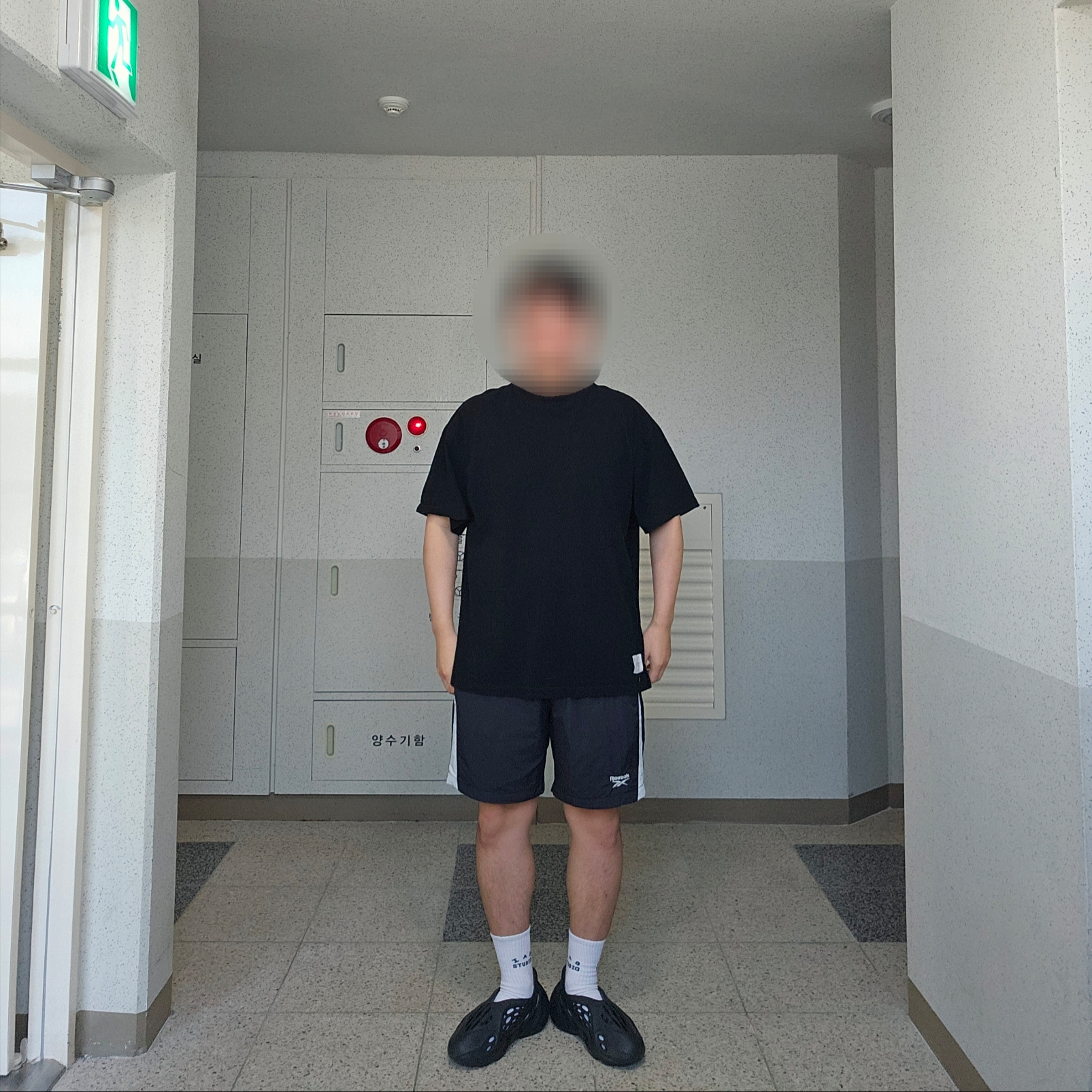 Adidas Yeezy Foam RNNR Onyx 착용 스타일