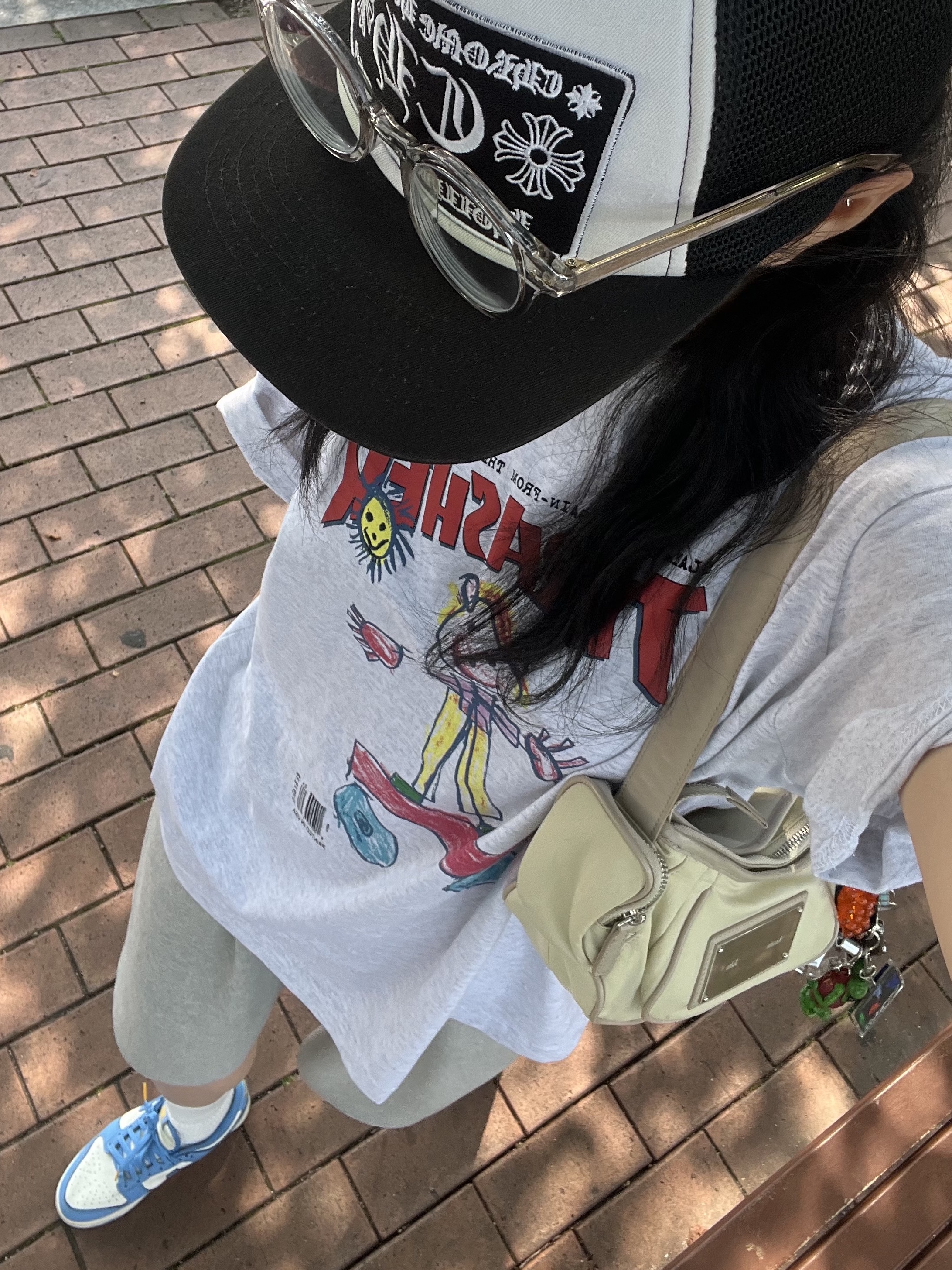 Matin Kim Madeleine Round Bag Light Beige, Chrome Hearts CH Hollywood Trucker Hat Black White 착용 스타일