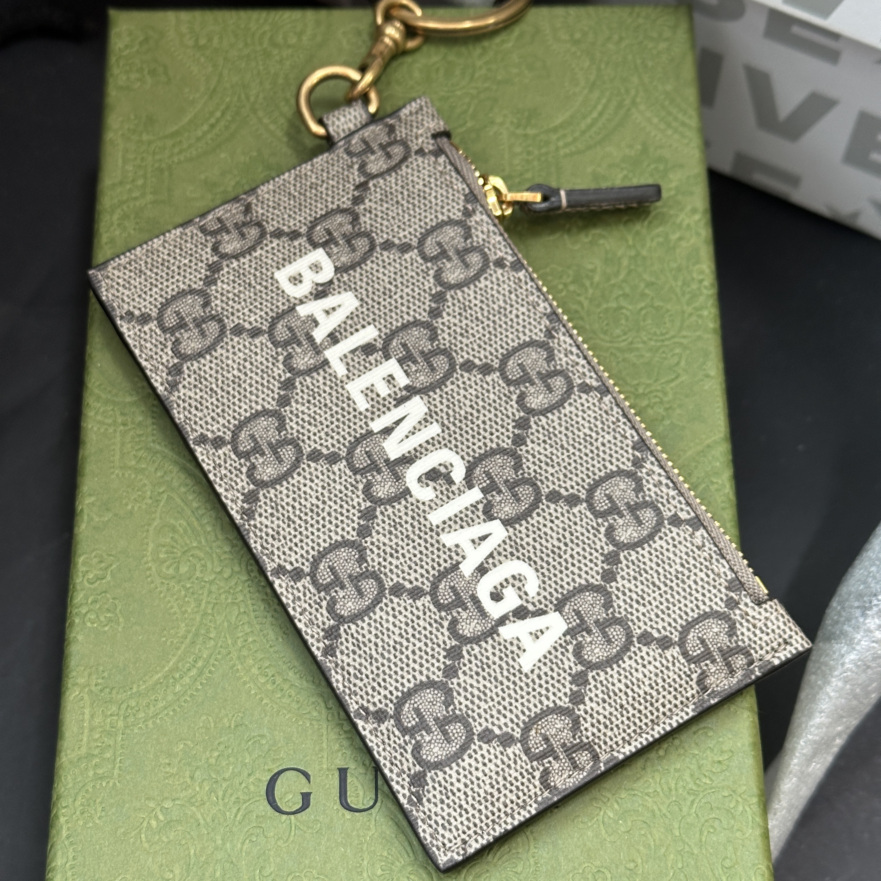 Gucci x Balenciaga The Hacker Project Card Case with Strap Beige Ebony 착용 스타일