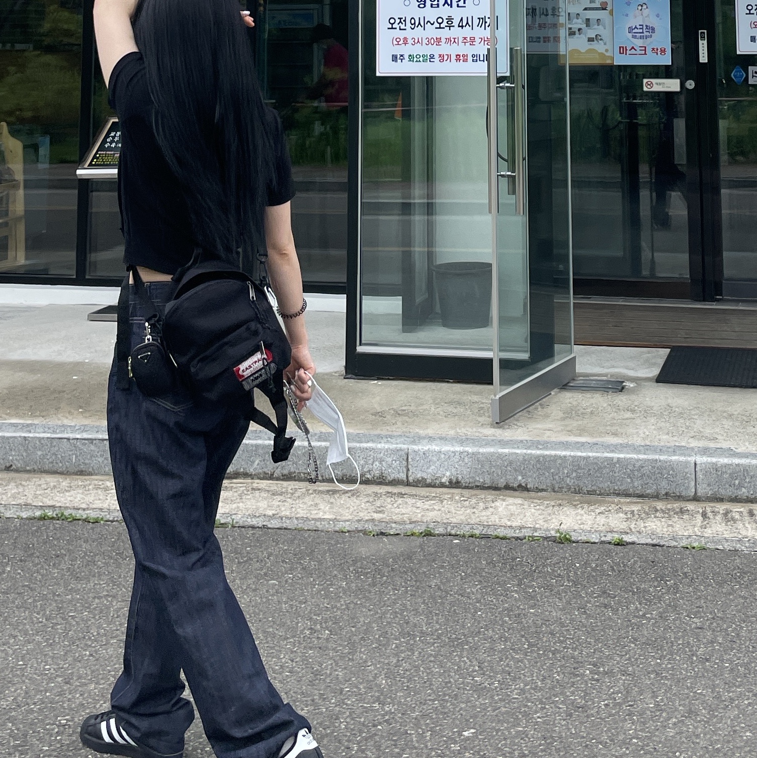 MM6 Maison Margiela x Eastpak Mini Shoulder Bag Black 착용 스타일