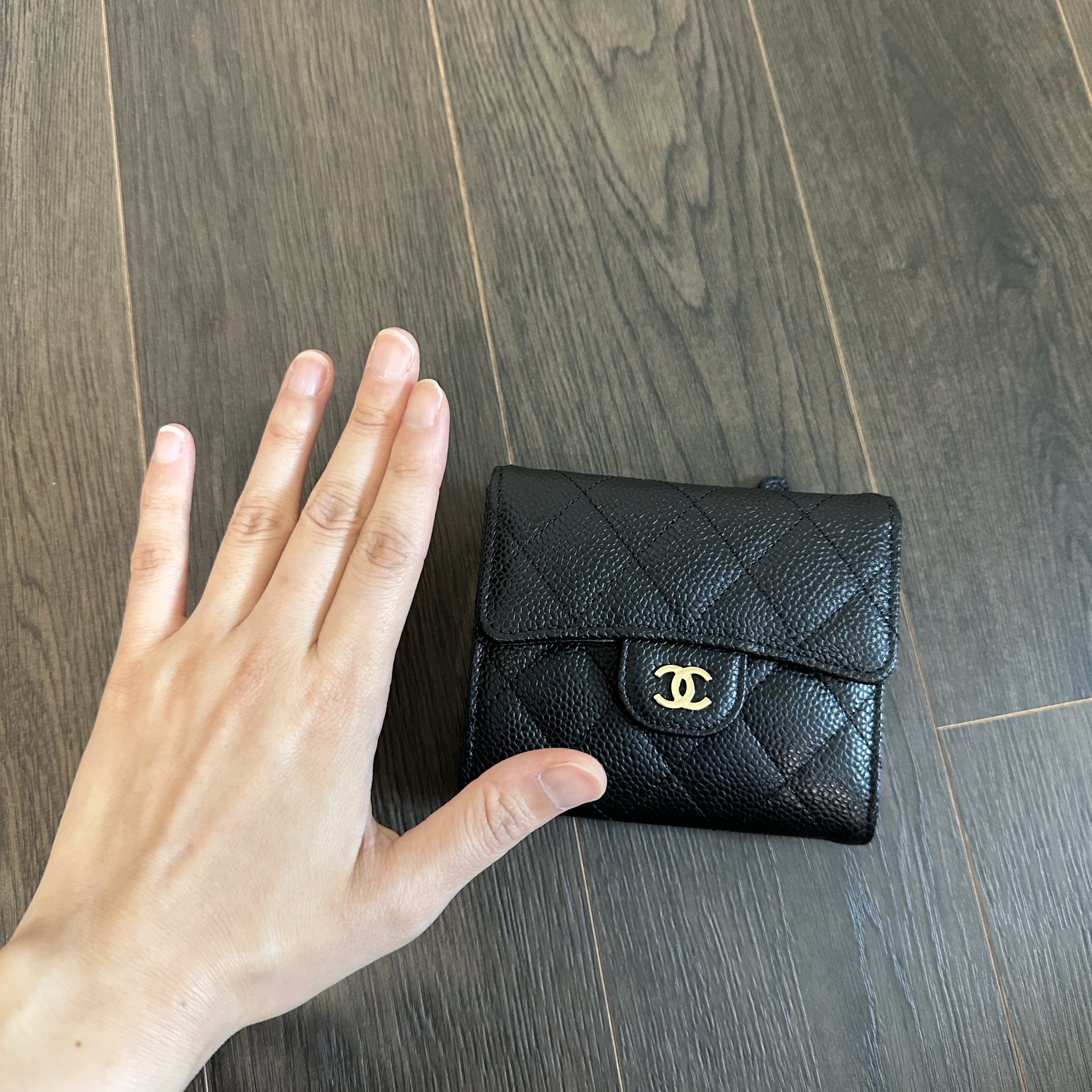 Chanel Small Classic Flap Wallet Grained Calfskin & Gold Black 착용 스타일 - 2