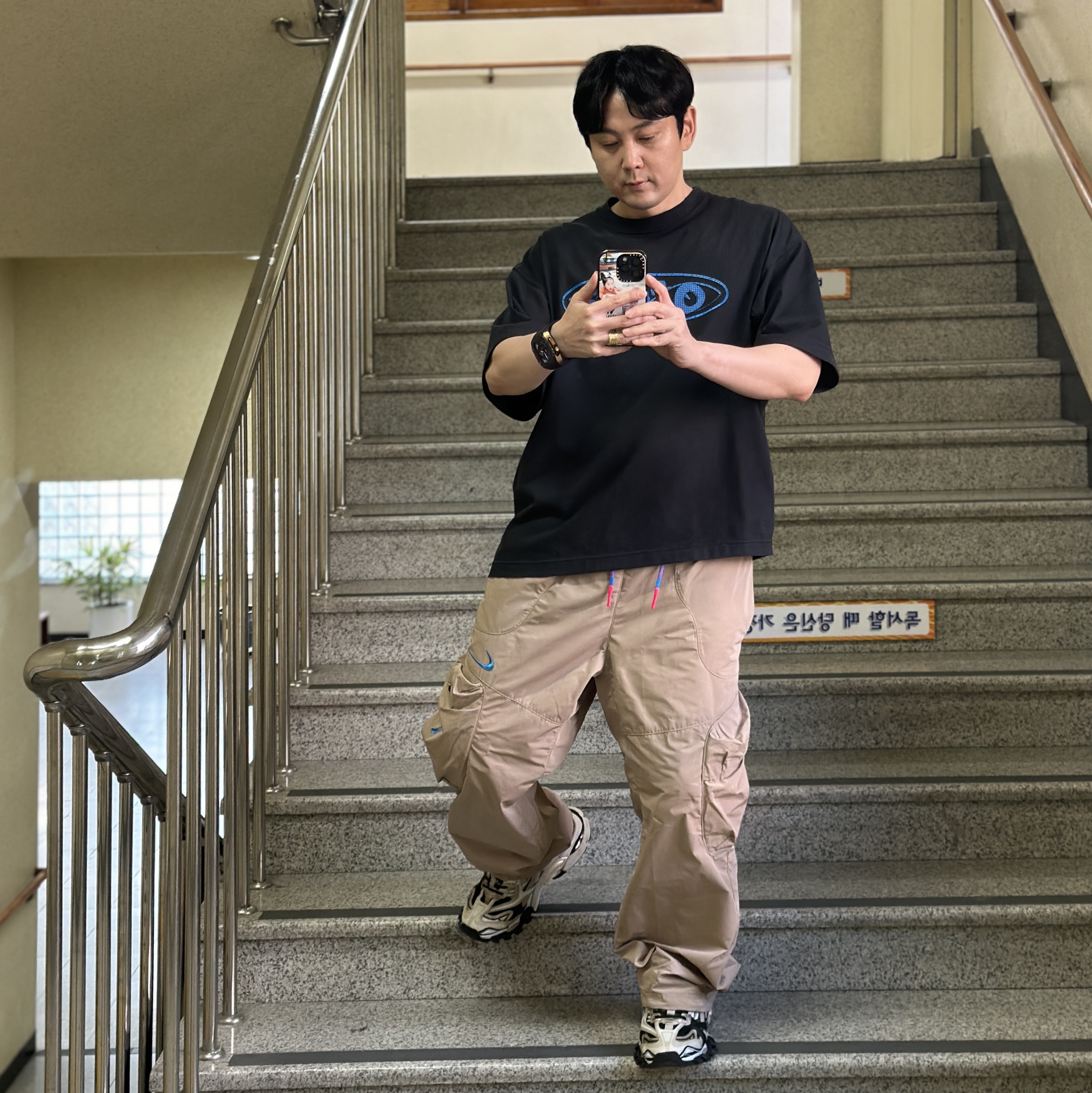 Nike x Off-White NRG T-Shirt Black - Asia, Nike x Off-White NRG Track Pants Khaki - Asia 착용 스타일