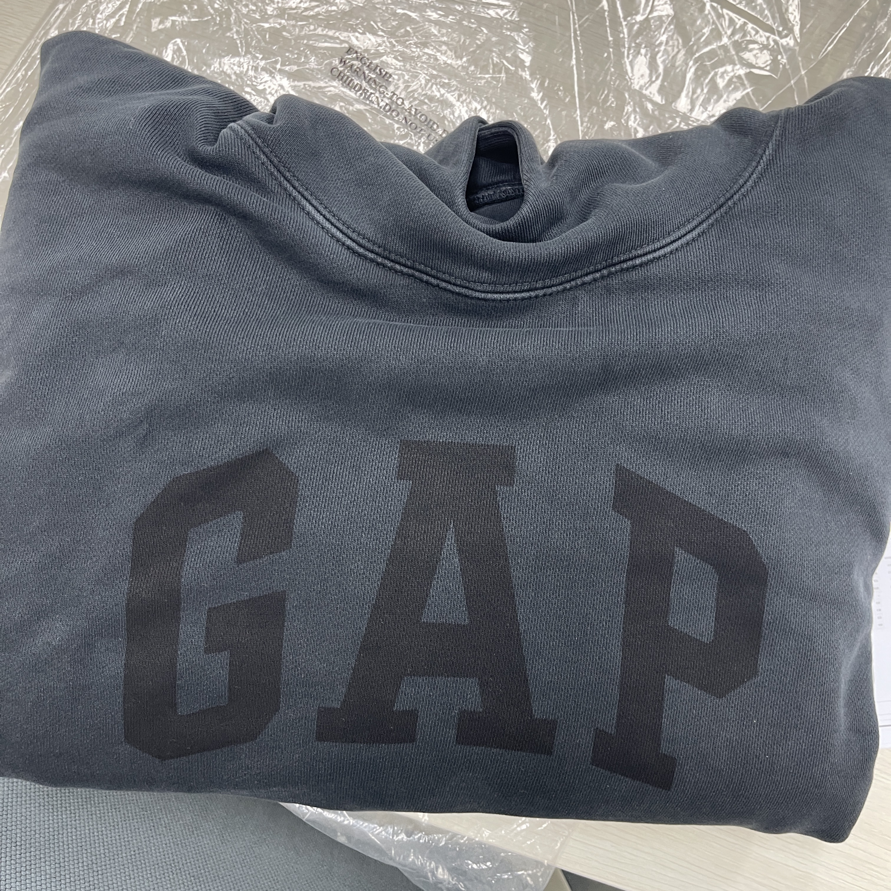 Yeezy Gap Engineered By Balenciaga Dove Hoodie Washed Black 착용 스타일 - 3