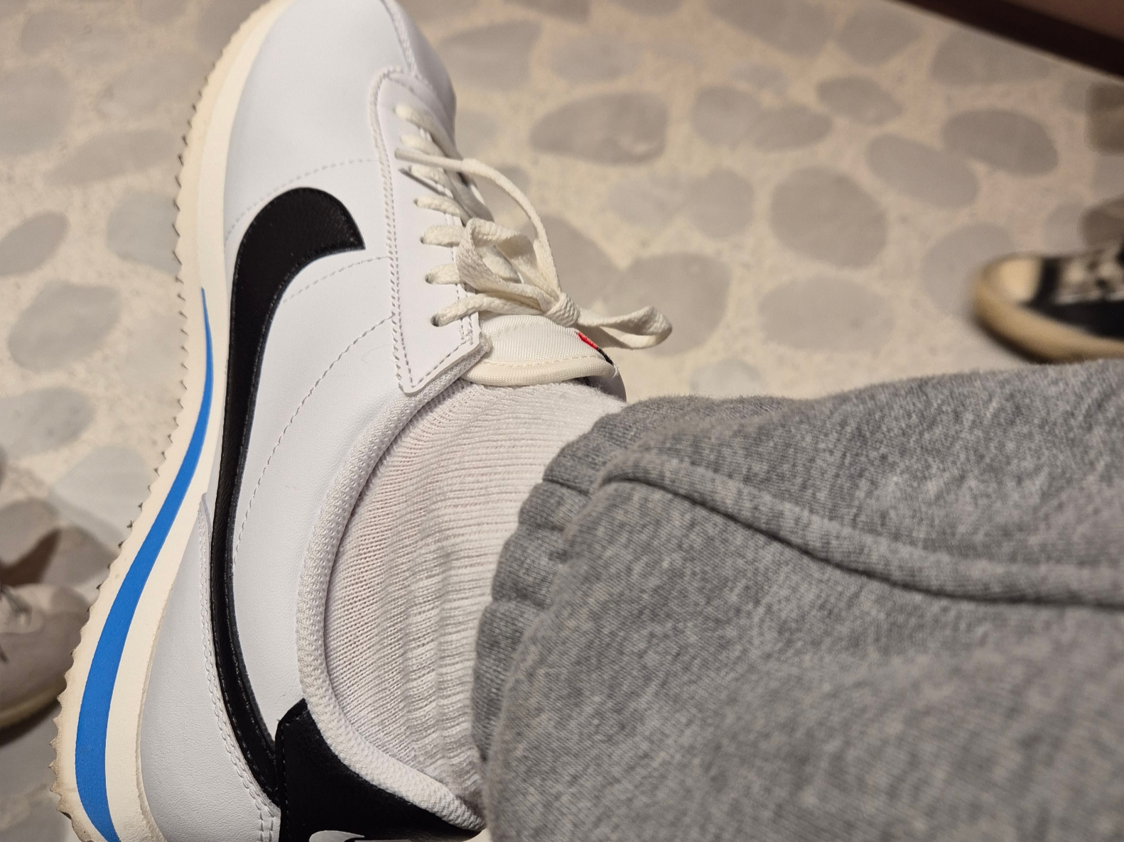 Nike Cortez White and Black 착용 스타일