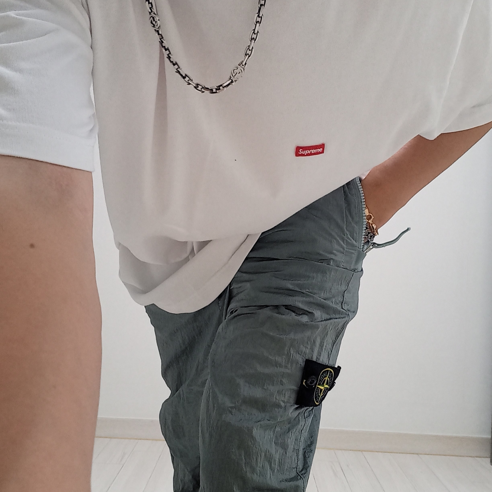 Supreme Small Box T-Shirt White - 24SS, Gucci Silver Necklace With Interlocking G Silver Aged Finish 착용 스타일 - 2