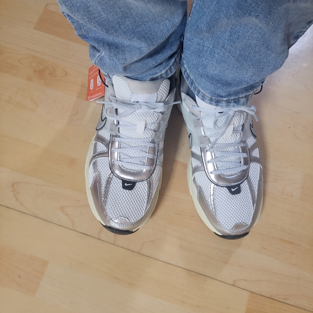 Nike V2K Run Summit White Metallic Silver 착용 스타일 - 2