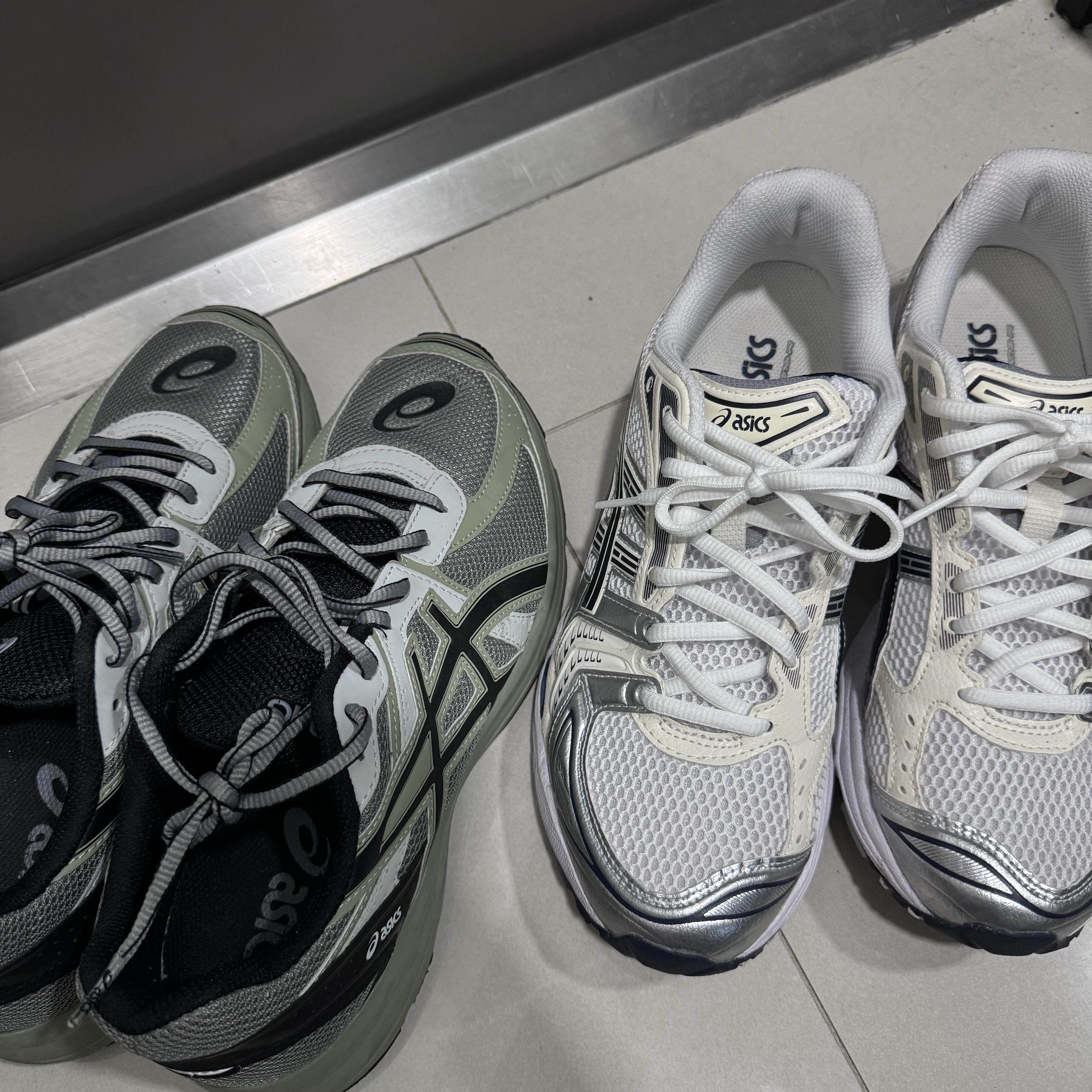 Asics Jog 100 S Sheet Rock - 2E Wide, (W) Asics Gel-Kayano 14 White Midnight 착용 스타일