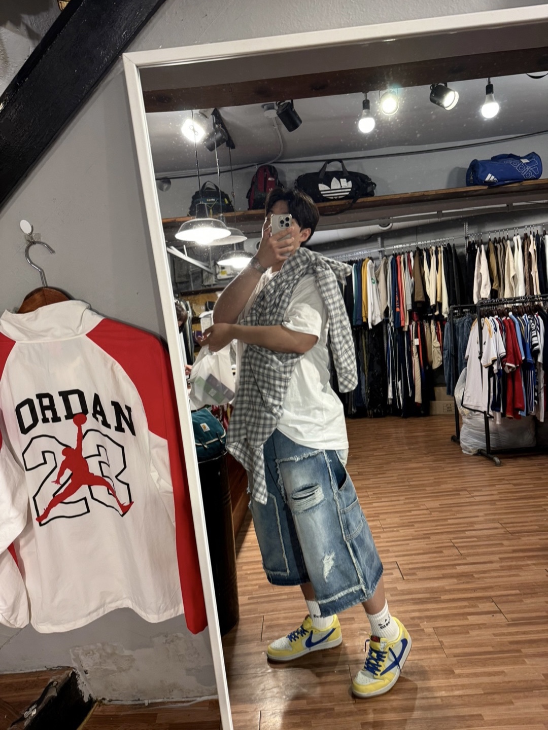 (W) Jordan 1 x Travis Scott Retro Low OG SP Canary, Undermycar Mu.37 Anti Fxxking Logo Play Basic Long Sleeve Check Shirts White Blue 착용 스타일