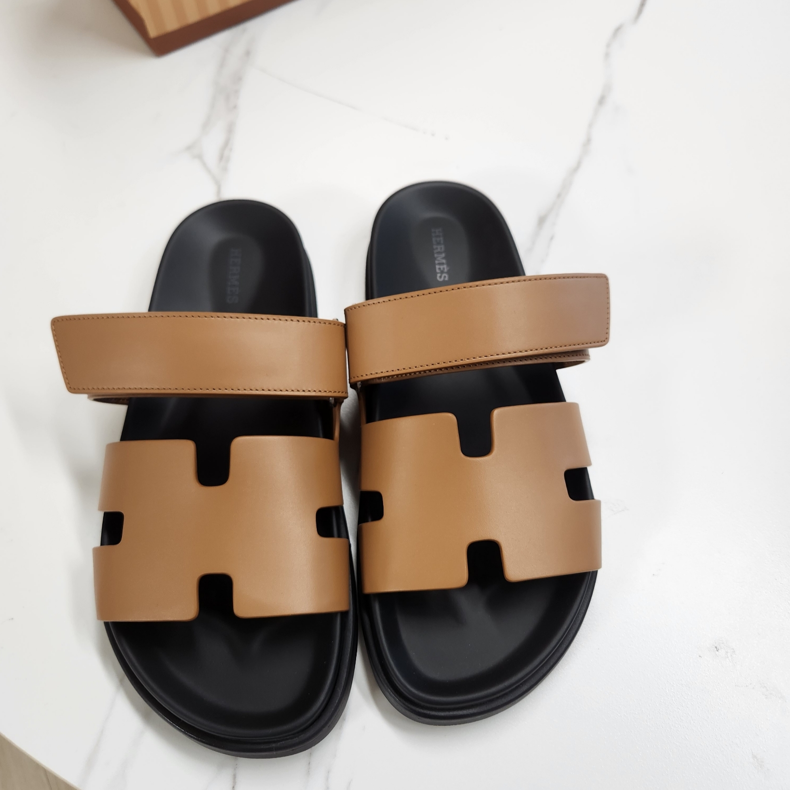 Hermes Chypre Sandal Calfskin & Naturel, Stussy Cherries T-Shirt Fog 착용 스타일 - 1