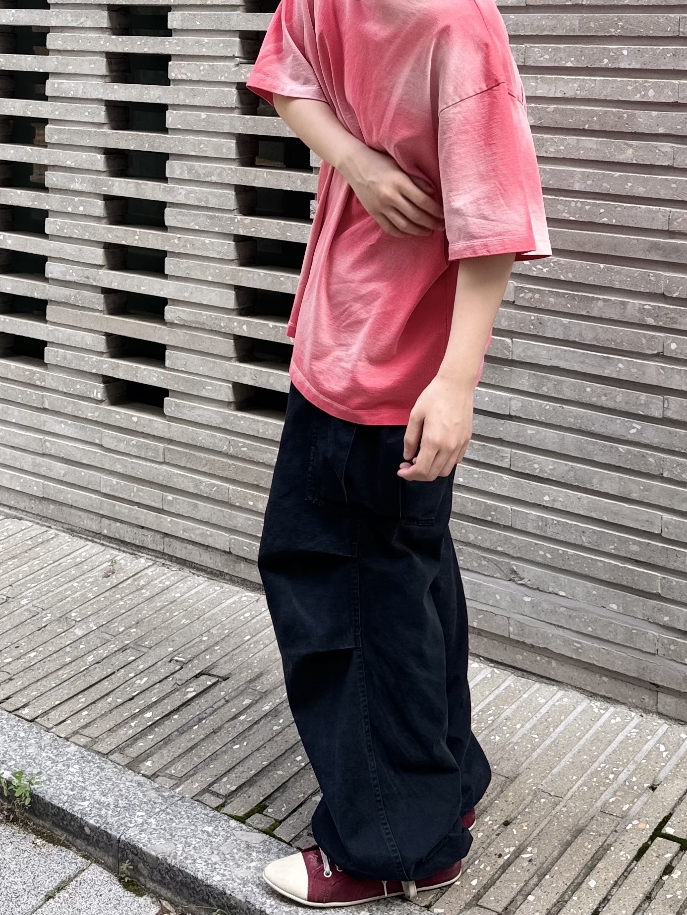 Balenciaga Paris Ultra Flat High Top Sneakers Red, Nonnod Back Detail T-Shirt Deep Pink 착용 스타일 - 2