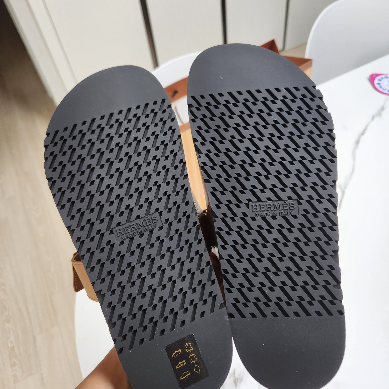 Hermes Chypre Sandal Calfskin & Naturel, Stussy Cherries T-Shirt Fog 착용 스타일 - 2