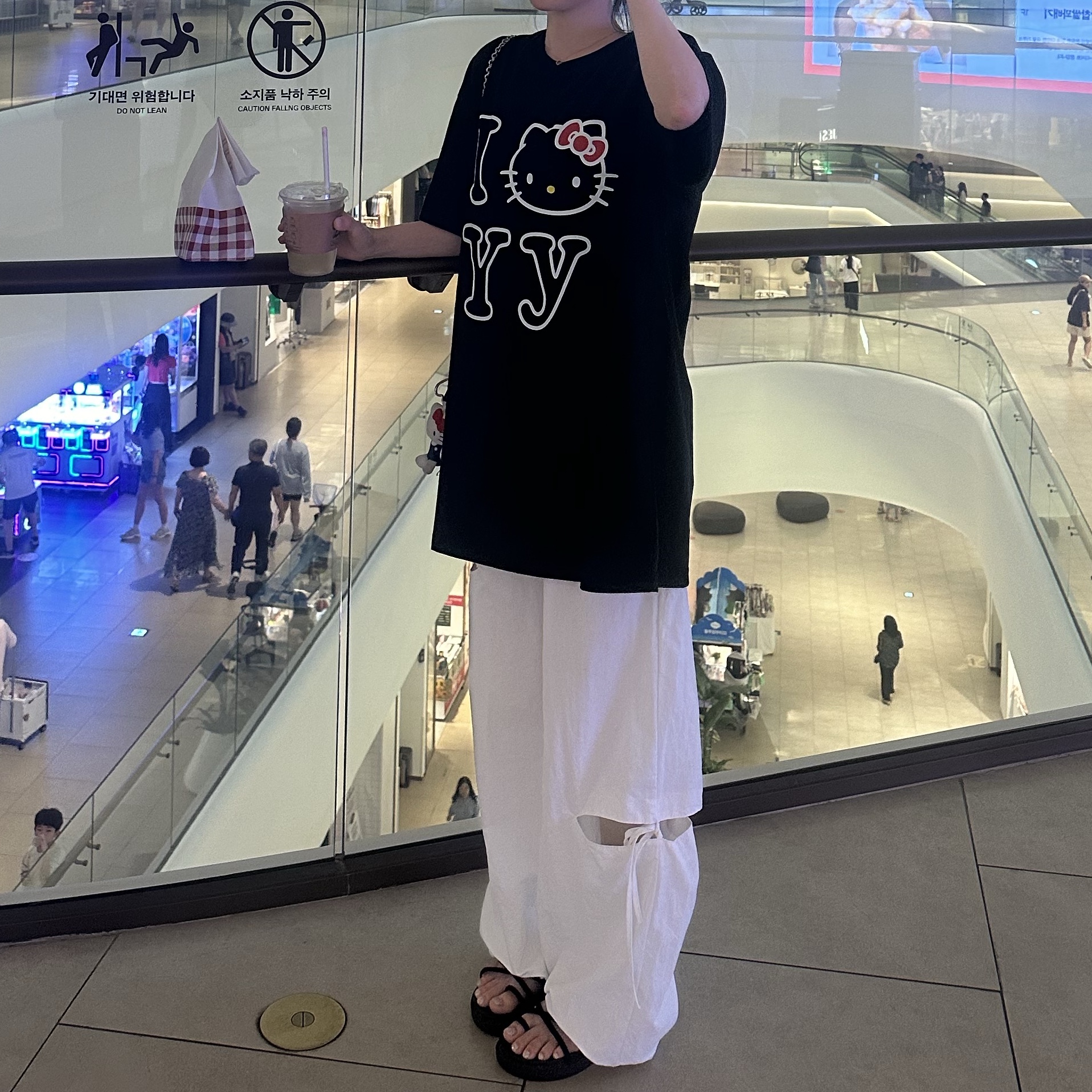 Open Yy x Hello Kitty T-Shirt Black, Sanrio Hello Kitty Mini Mascot Holder 착용 스타일 - 3