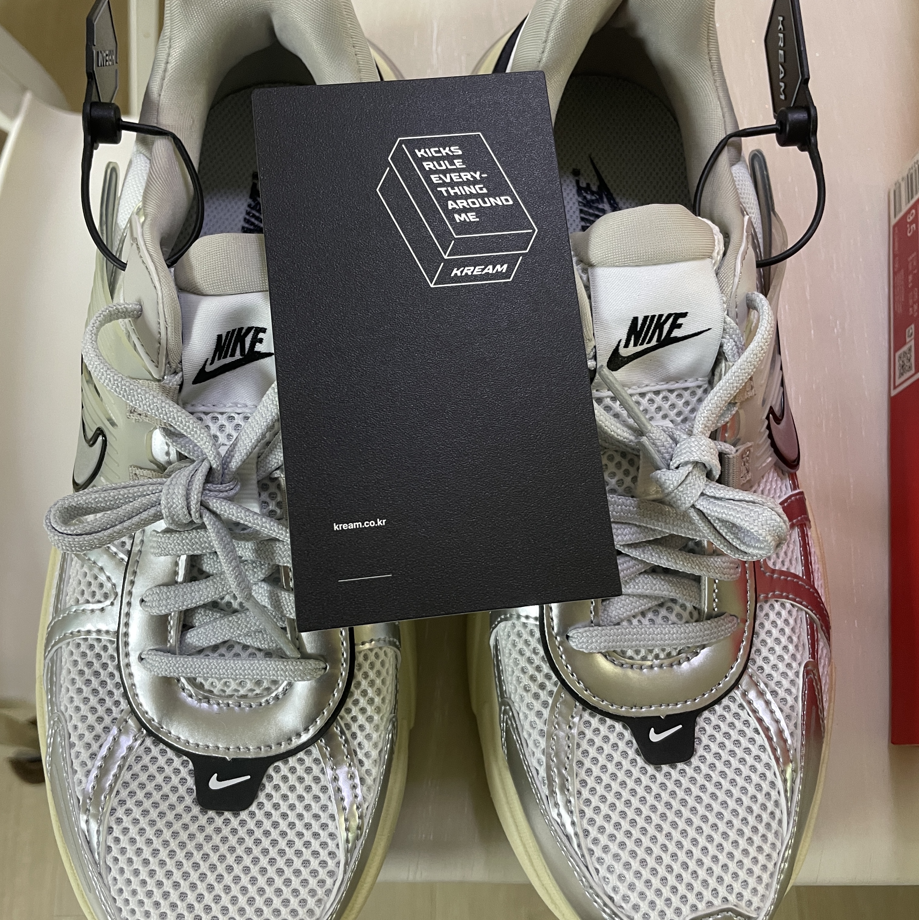 Nike V2K Run Pure Platinum Light Iron Ore 착용 스타일 - 1