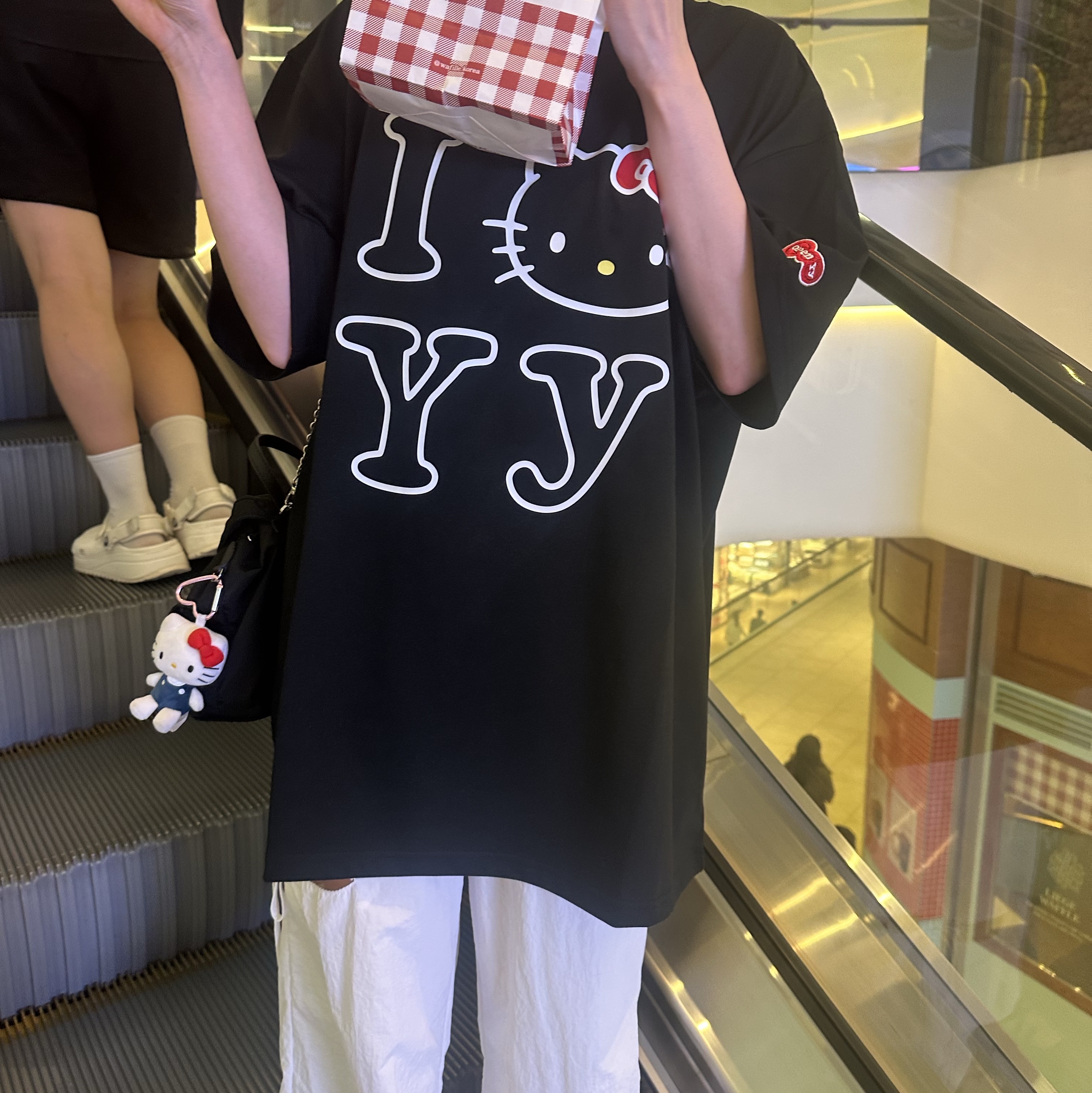 Open Yy x Hello Kitty T-Shirt Black, Sanrio Hello Kitty Mini Mascot Holder 착용 스타일 - 1