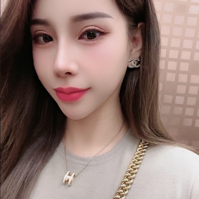 (W) Chanel Earrings Metal Diamantes & Gold Crystal 착용 스타일 - 3