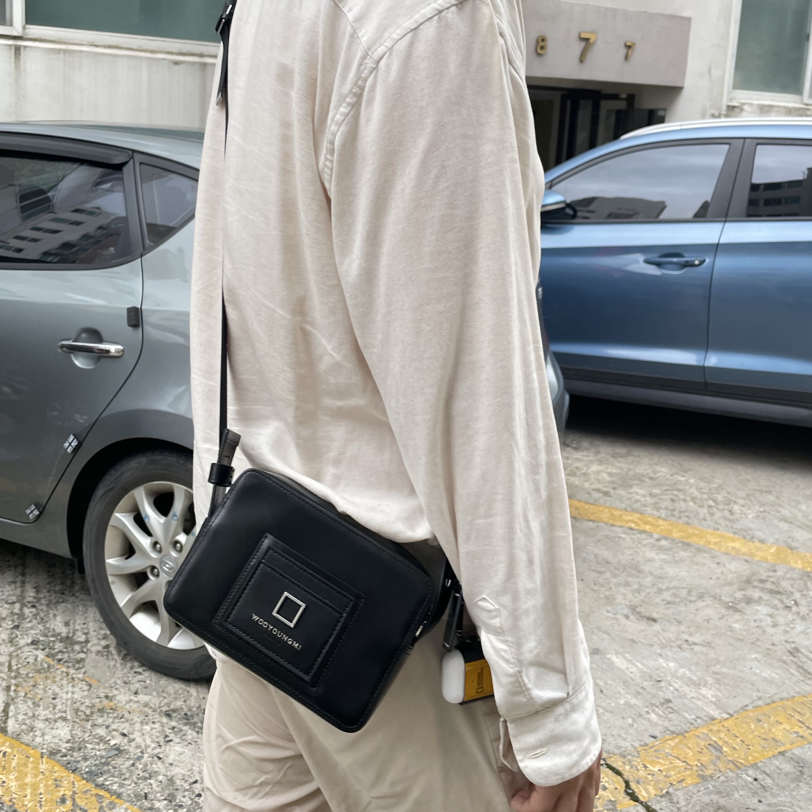 Wooyoungmi Square Mini Bag Black 착용 스타일 - 2