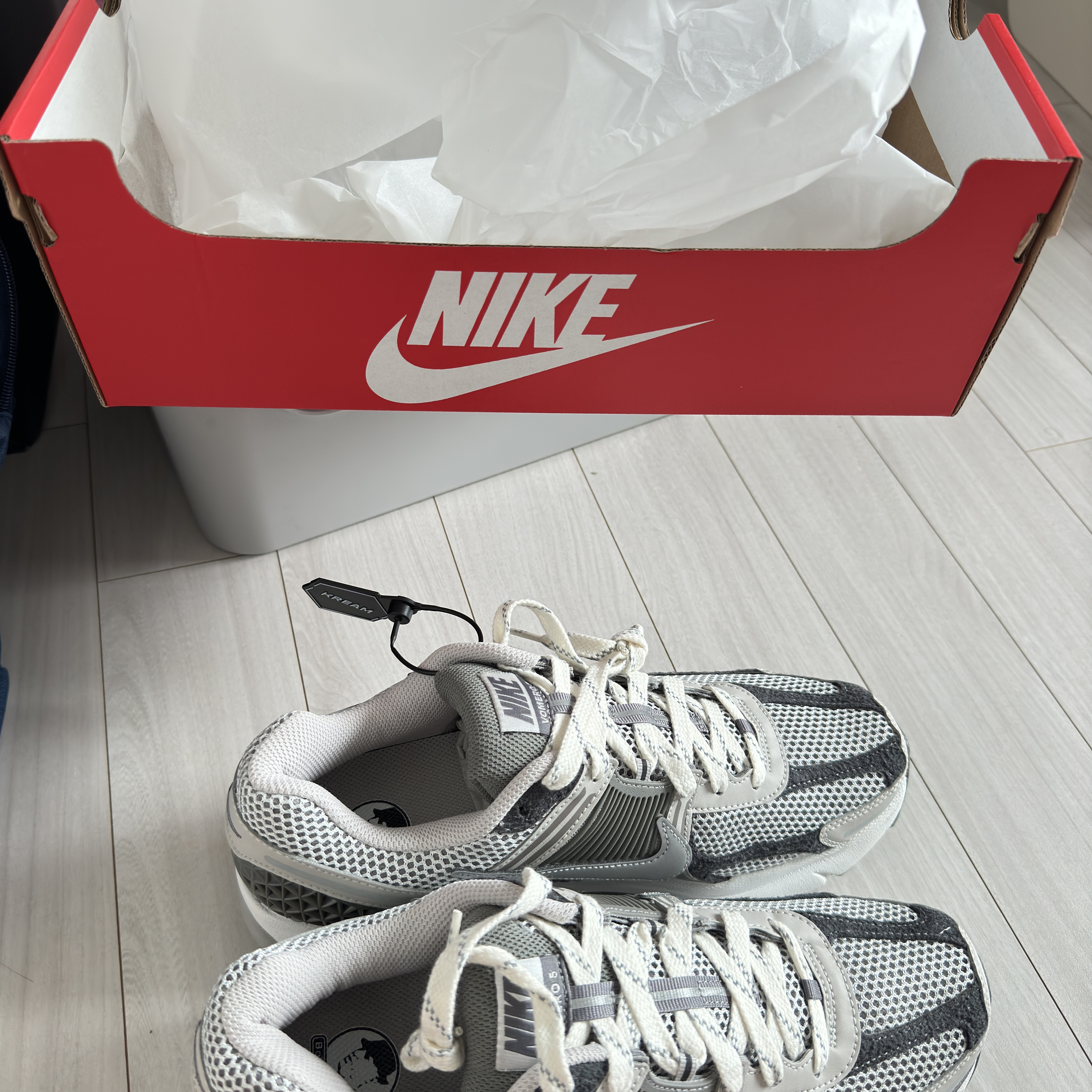 Nike Zoom Vomero 5 PRM Light Iron Ore and Flat Fewter 착용 스타일