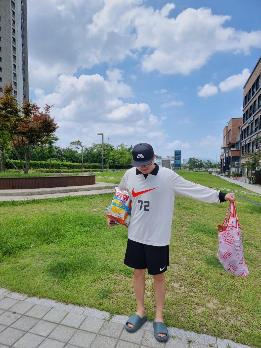 Nike NSW Long Sleeve T-Shirt Phantom Black Bright Crimson, Nike Dri-Fit Park 3 Shorts Black 착용 스타일