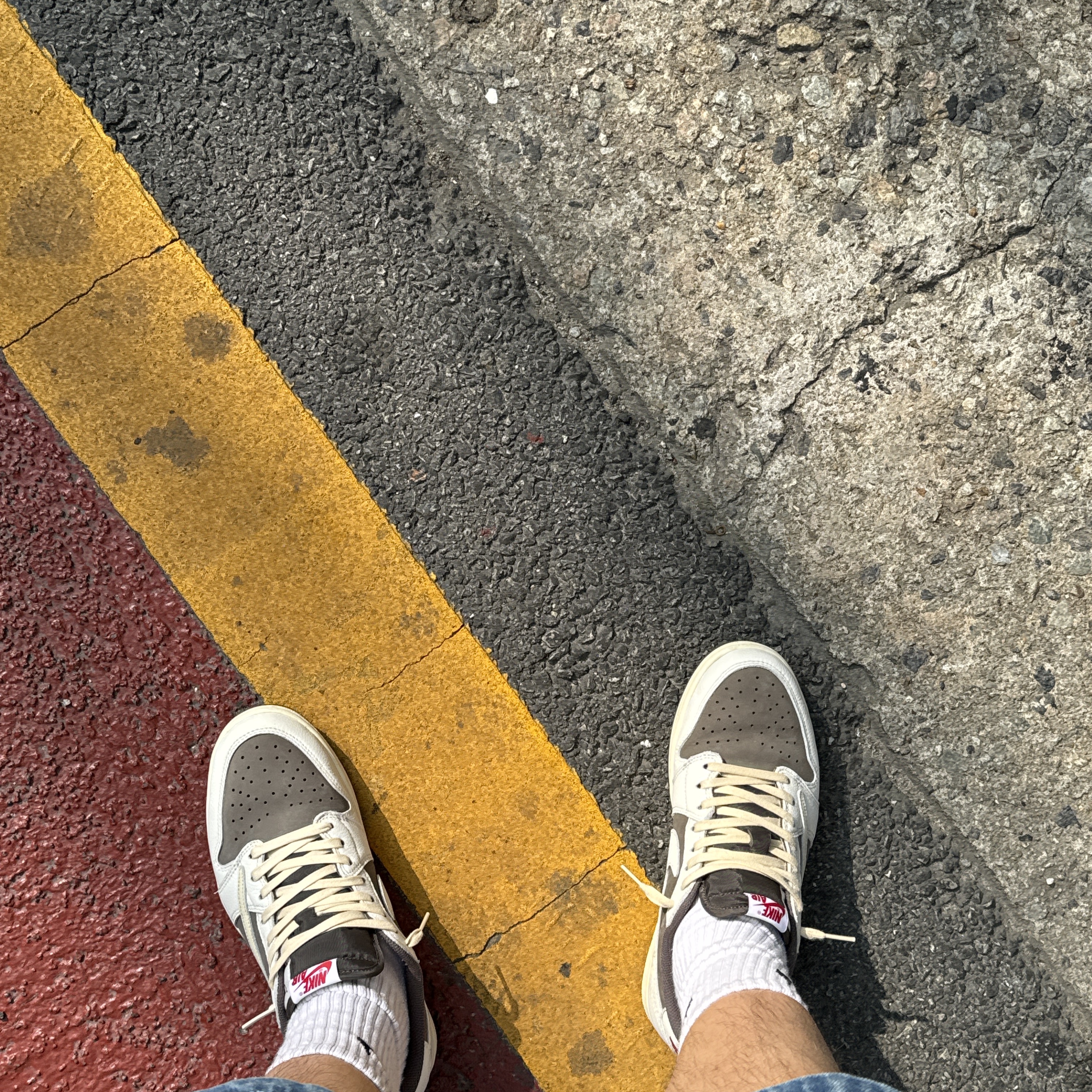 Jordan 1 x Travis Scott Retro Low OG SP Sail and Ridgerock 착용 스타일 - 1