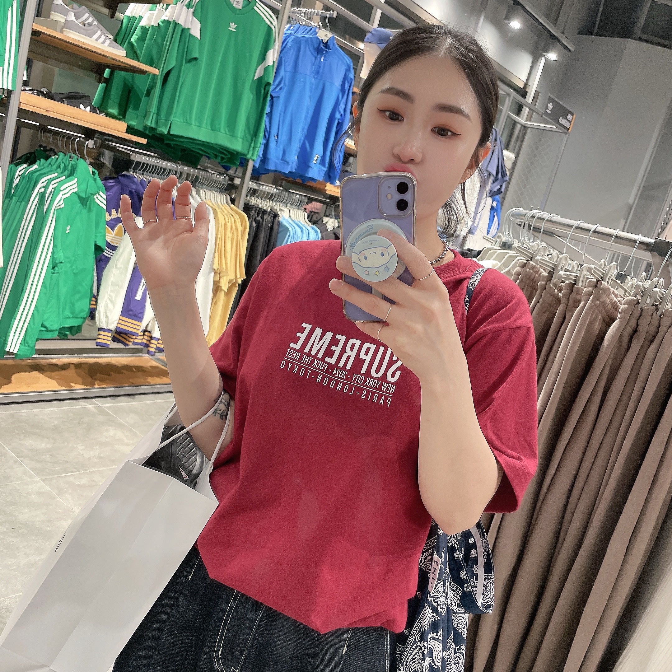 Supreme Paris T-Shirt Cardinal - 24SS, Emis Paisley Eco Bag Navy 착용 스타일