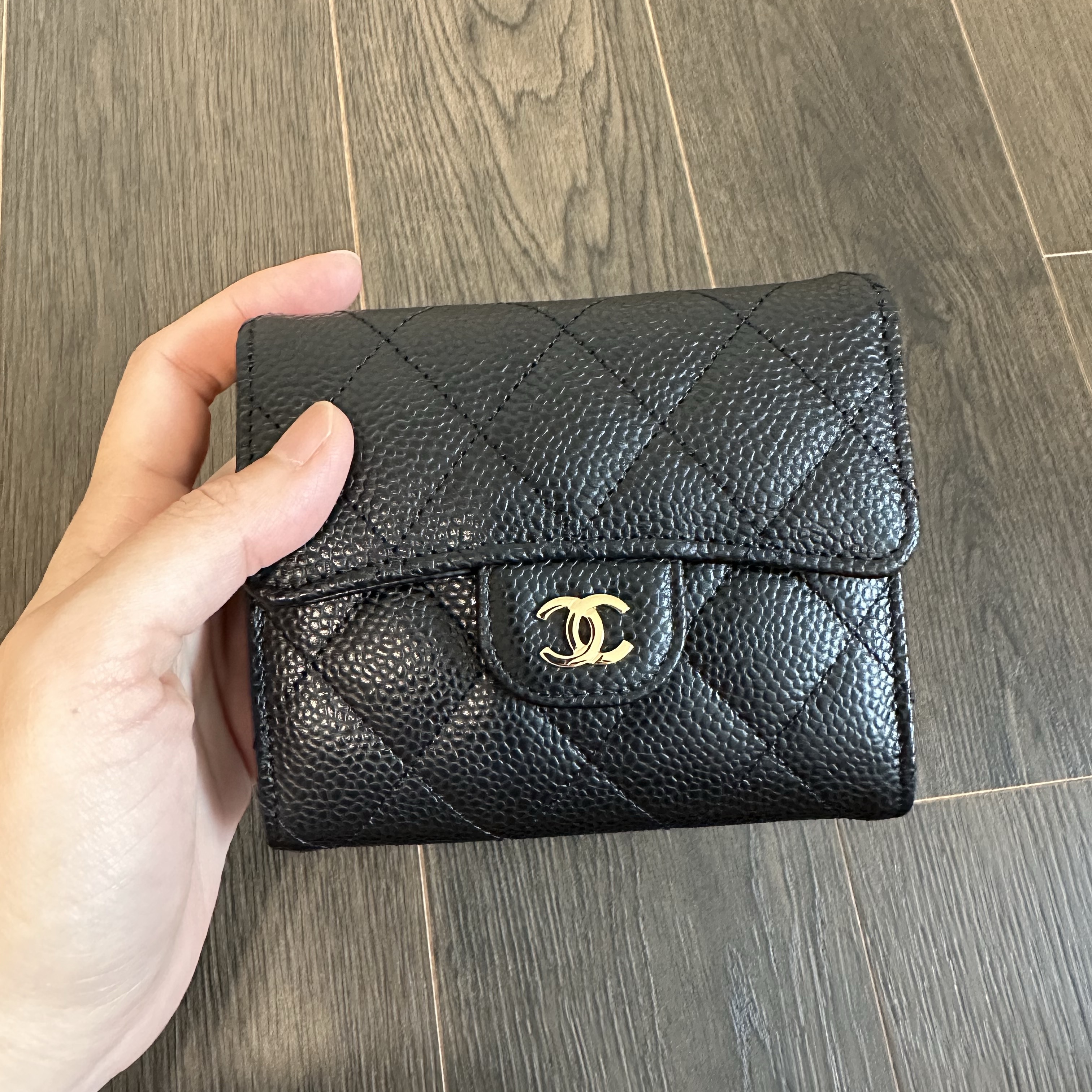 Chanel Small Classic Flap Wallet Grained Calfskin & Gold Black 착용 스타일 - 1