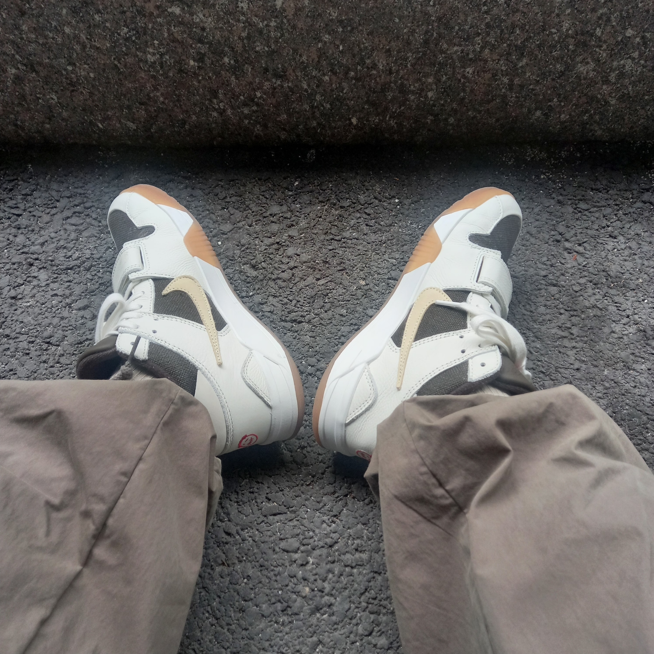 Palm Angels Bear Classic T-Shirt White Brown, Jordan x Travis Scott Jumpman Jack TR Sail and Dark Mocha 착용 스타일 - 3