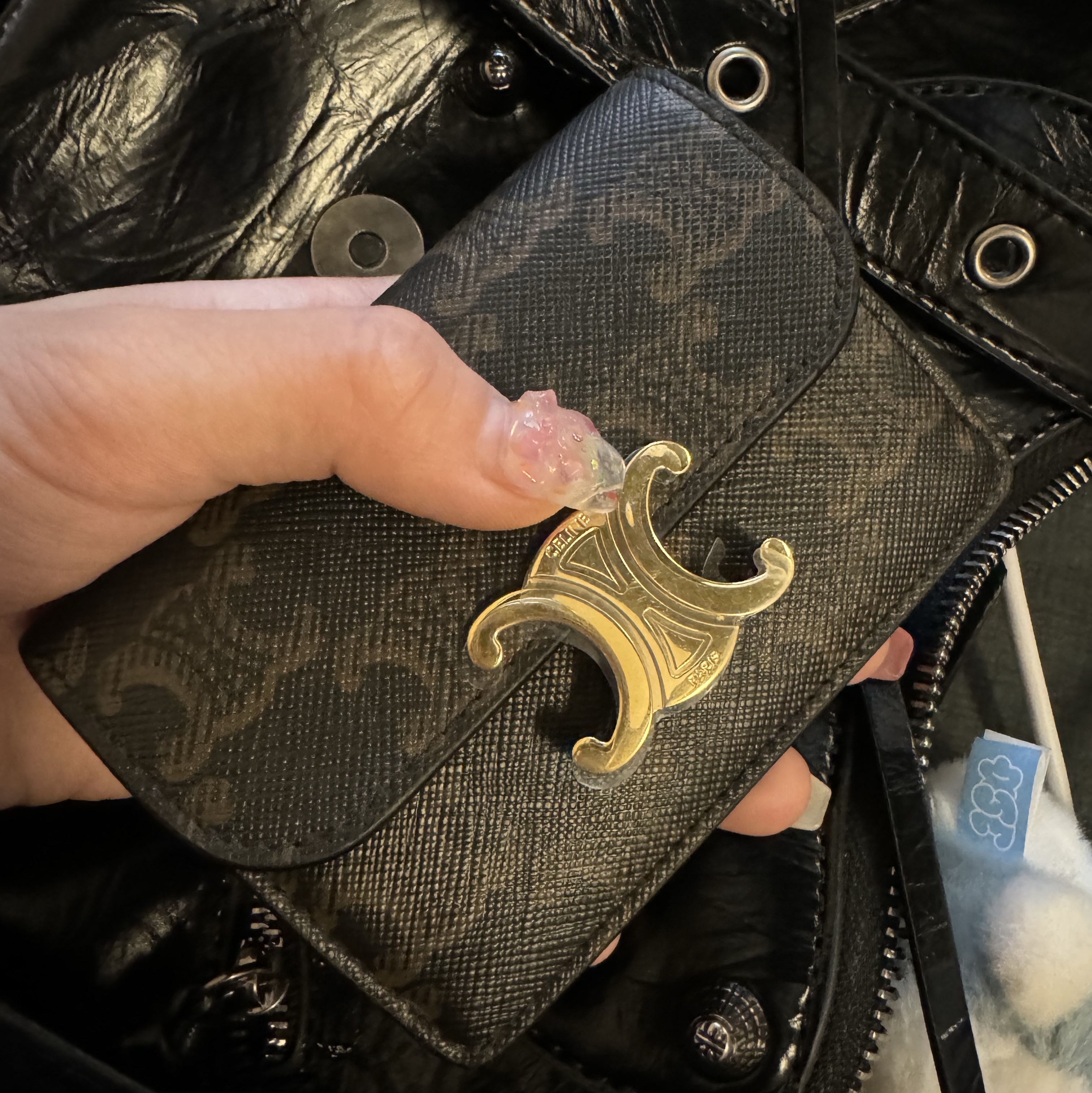 Celine Card Holder with Flap in Triomphe Canvas Tan 착용 스타일 - 2