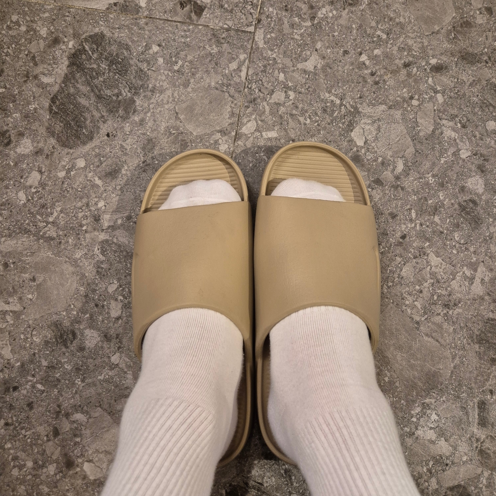 Nike Calm Slide Khaki 착용 스타일