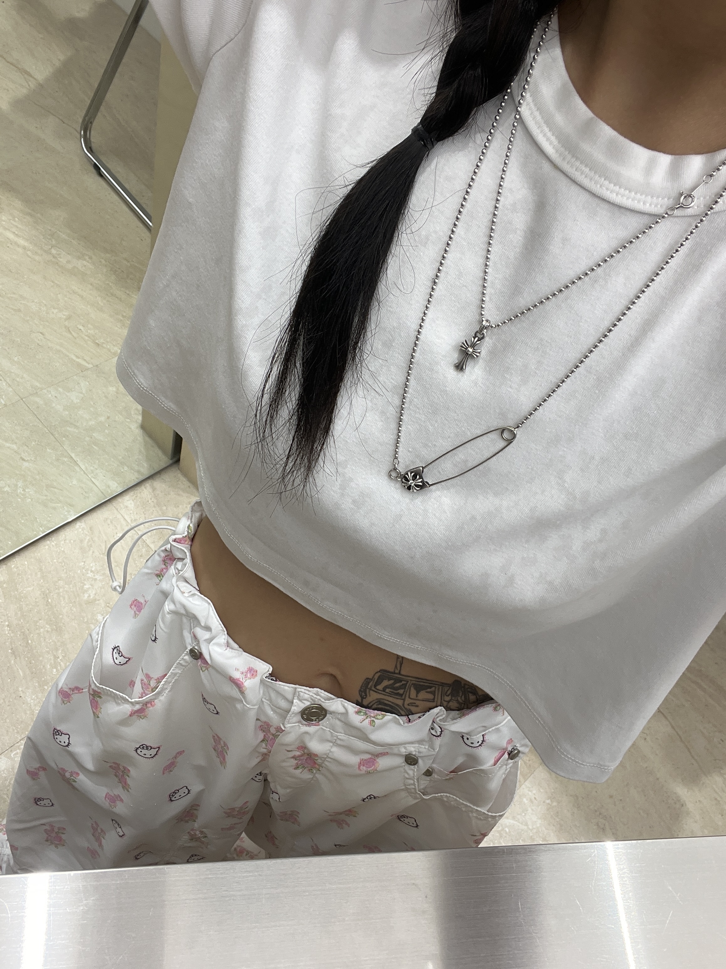 Open Yy x Hello Kitty Parachute Pants White 착용 스타일