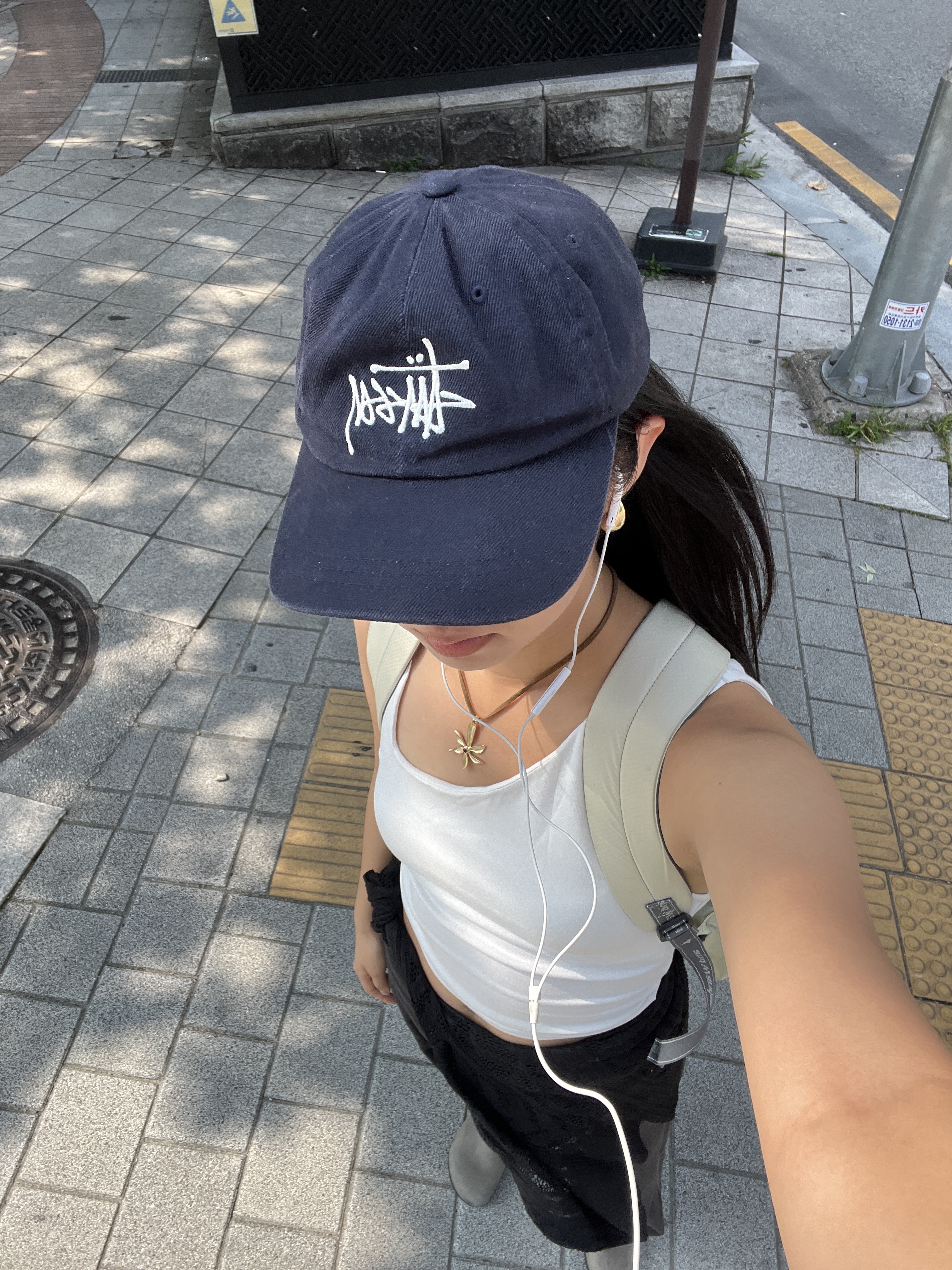 Stussy Big Logo Twill Low Pro Cap Black, And Wander Sil Daypack Off White 착용 스타일 - 3
