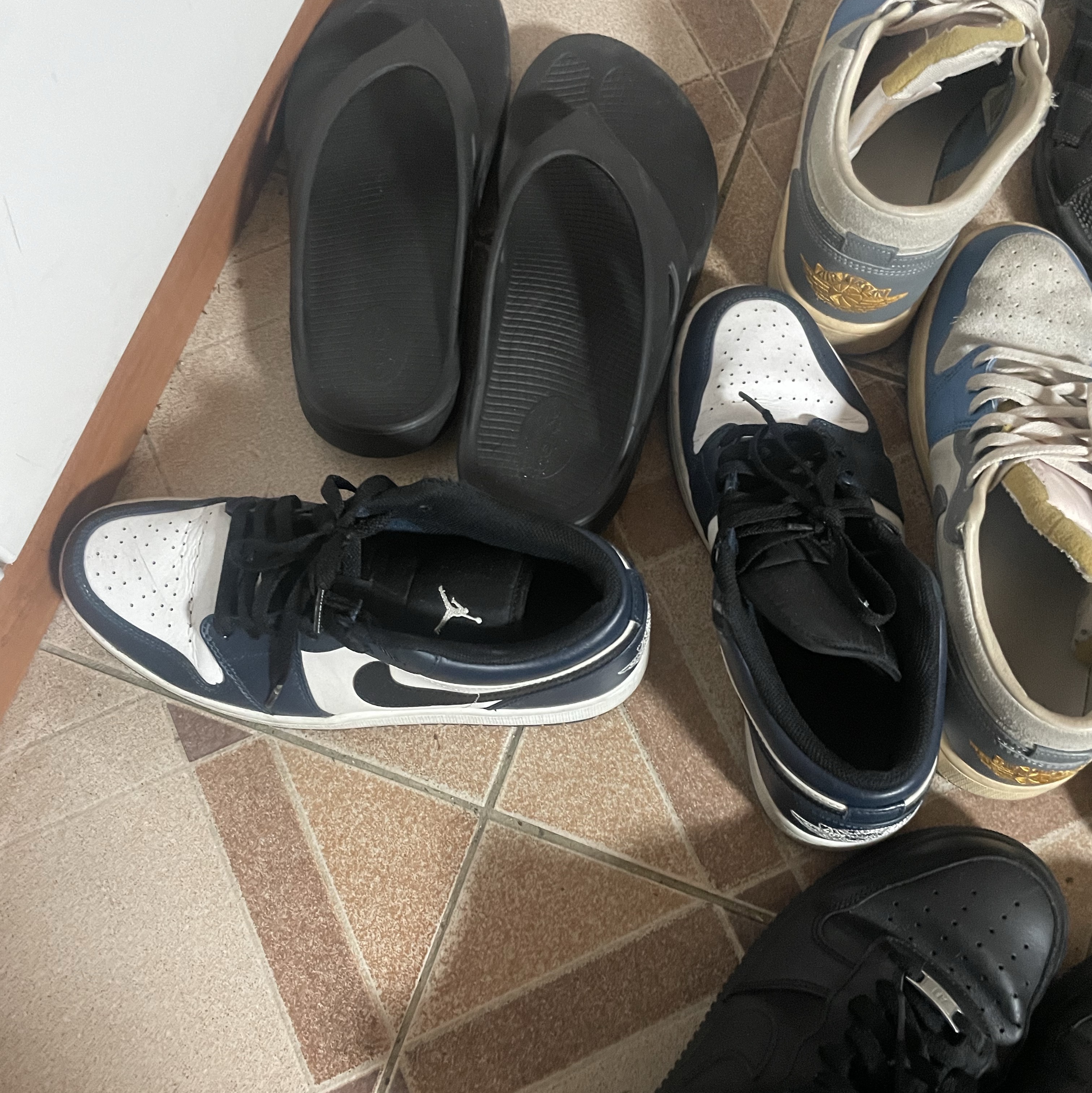 Oofos OOriginal Black, Jordan 1 Low Dark Teal 착용 스타일
