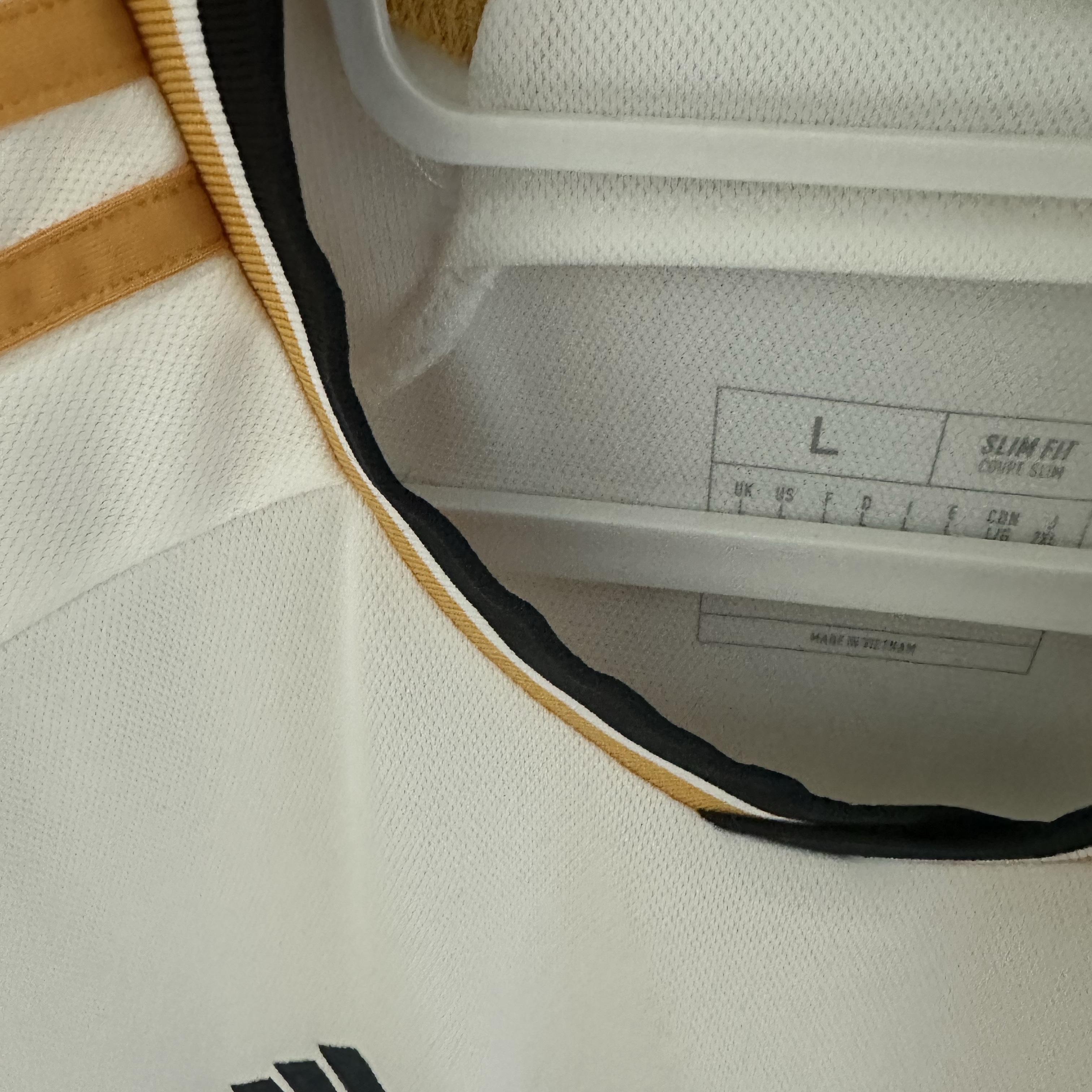 Adidas Real Madrid 2023/24 Home Jersey White - US Sizing (Non Marking Ver.) 착용 스타일 - 2