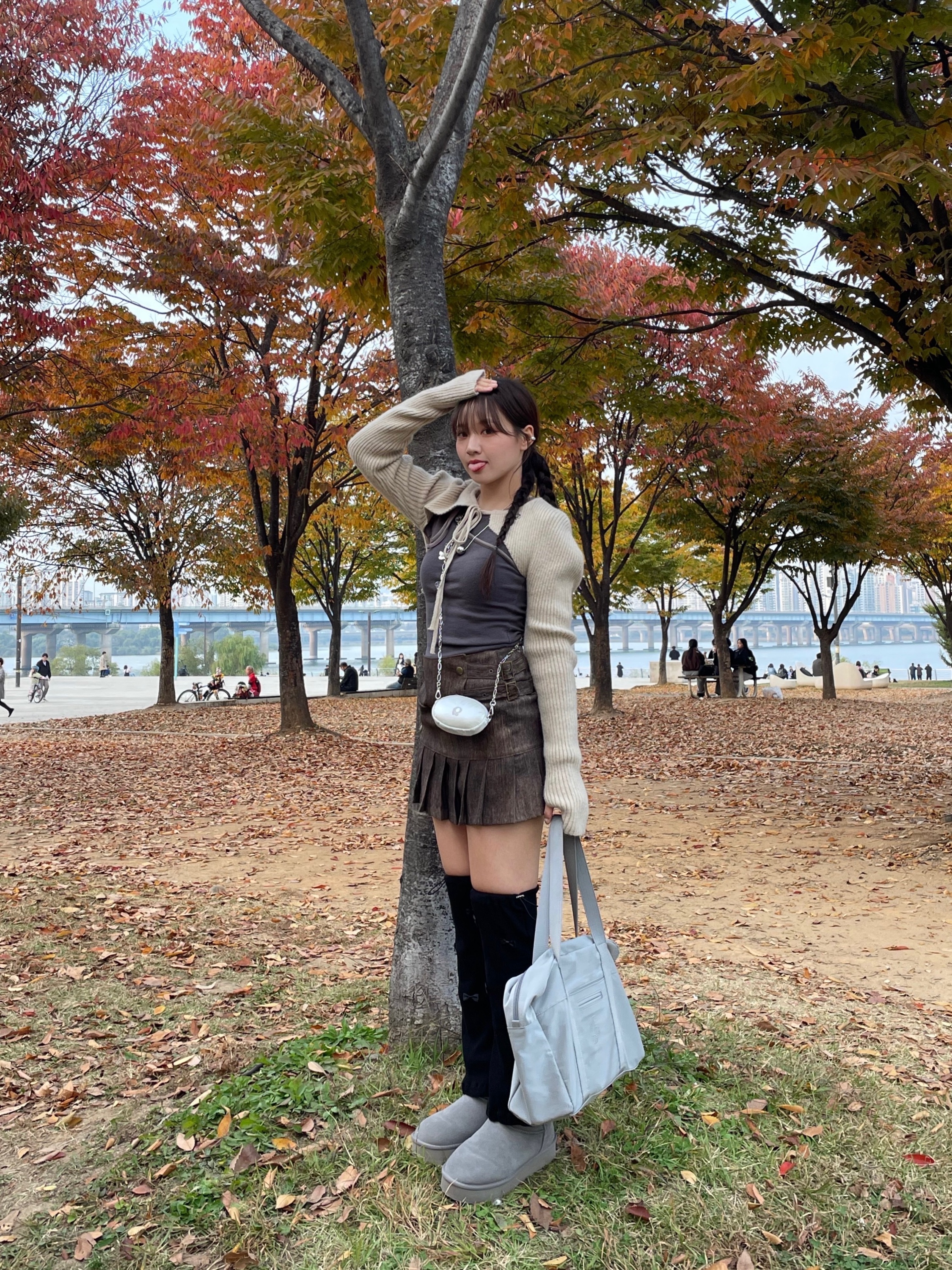 ACOC Lip Large Boston Bag Silver 착용 스타일 - 1