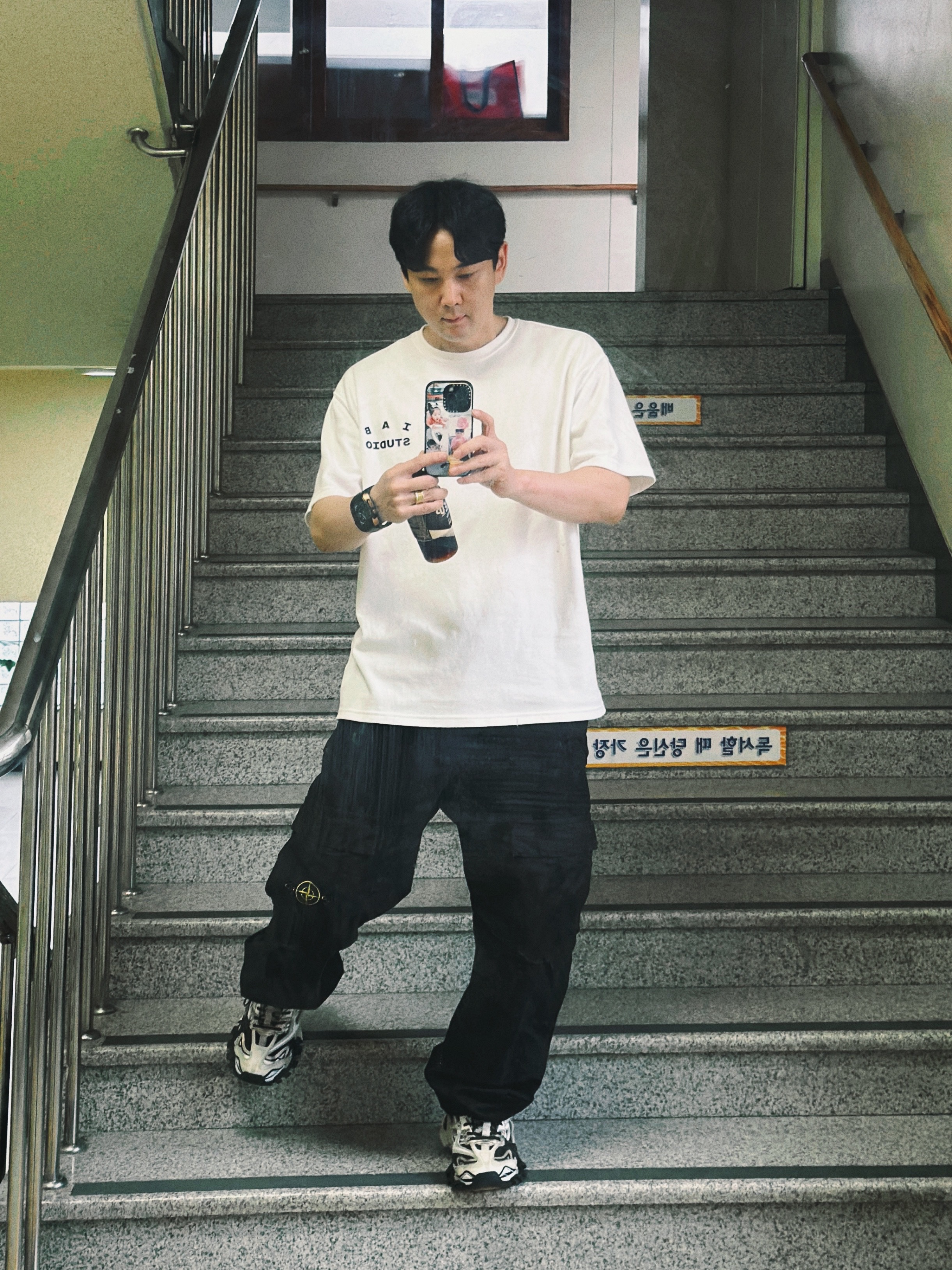 IAB Studio T-Shirt White - 23FW, Stone Island 311WA OLD Treatment Brushed Cotton Canvas Cargo Pants Black - 24SS 착용 스타일