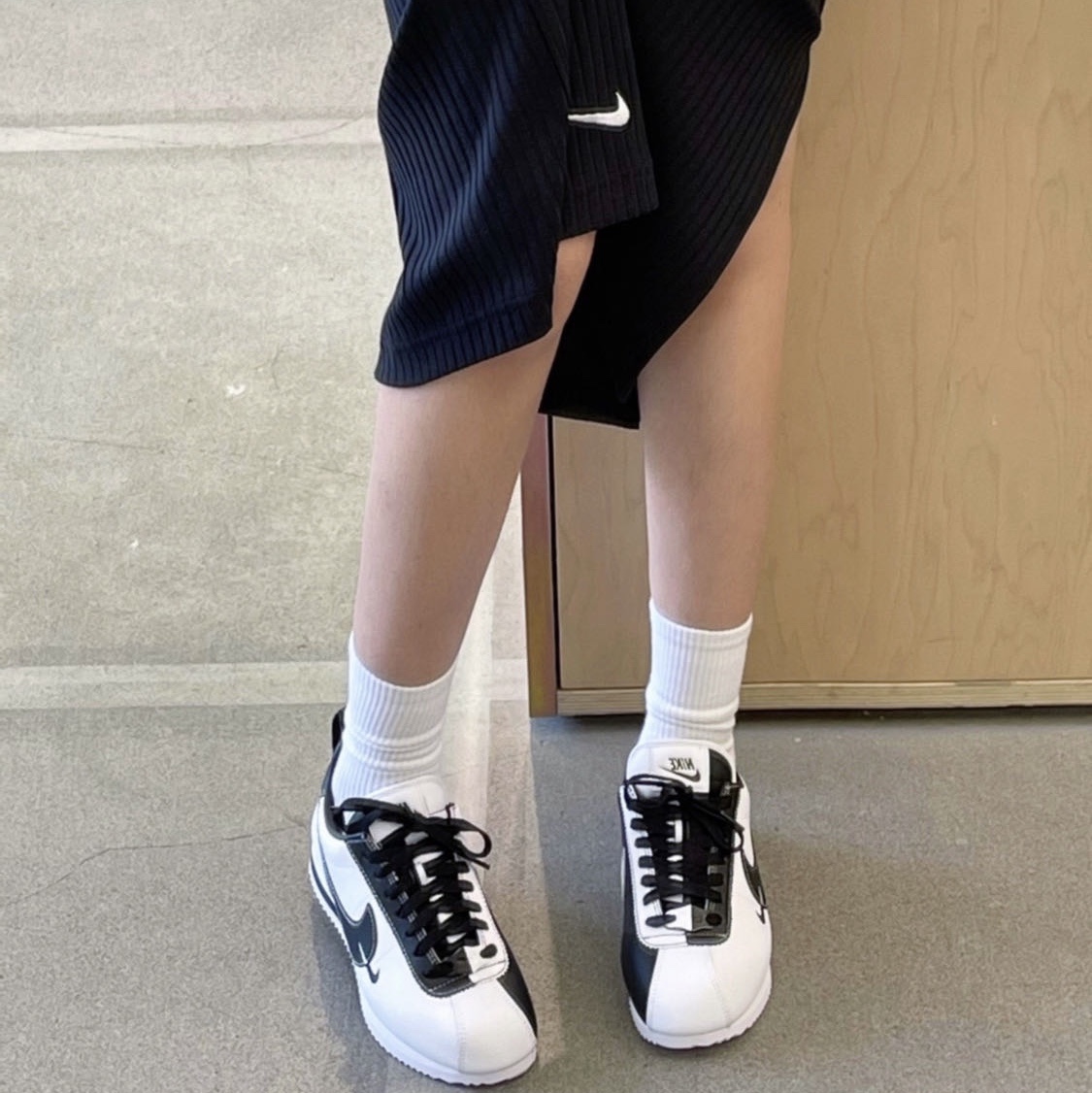 (W) Nike Cortez Yin and Yang Shroud White Black 착용 스타일