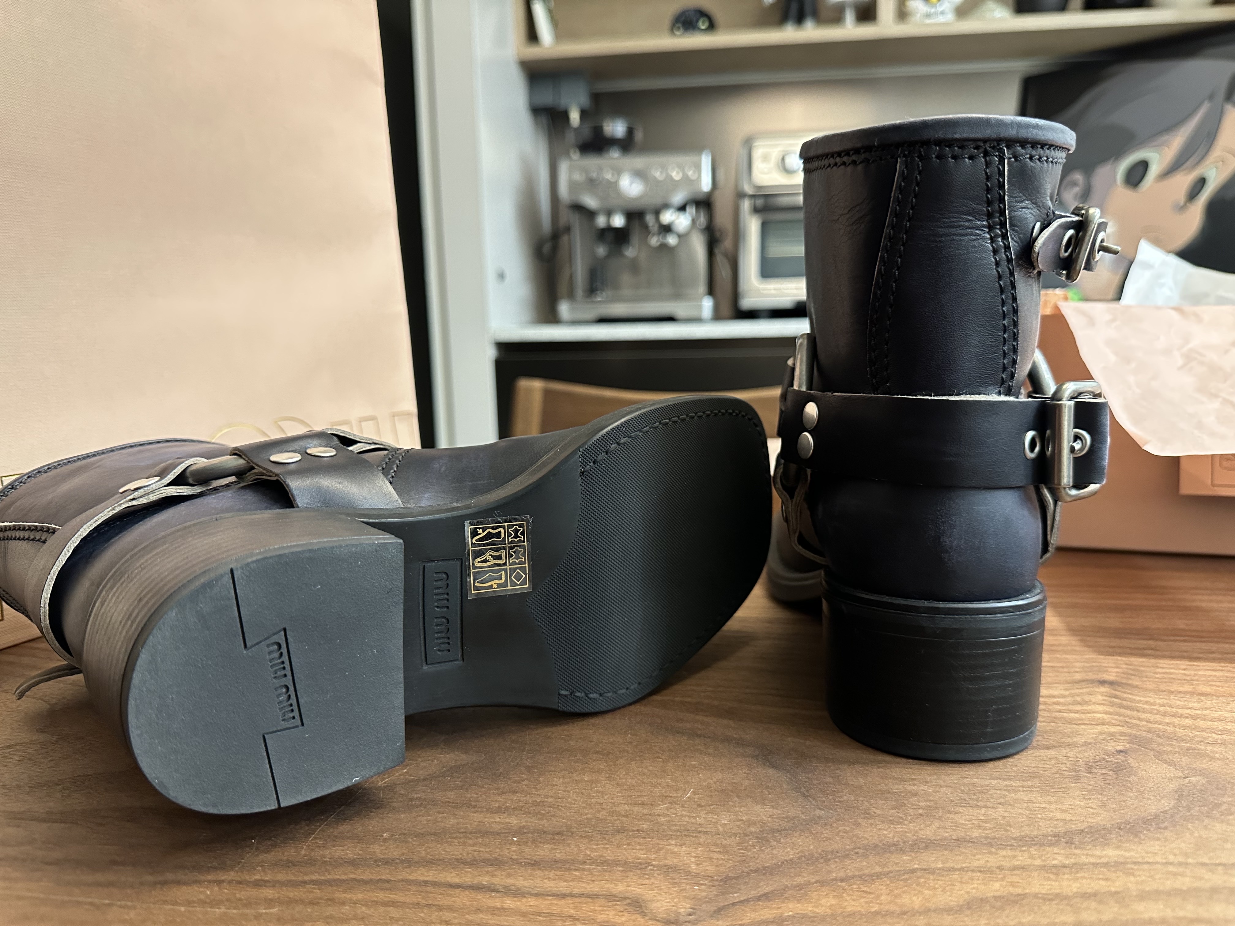 (W) Miu Miu Vintage-look leather Boots Black 착용 스타일 - 6