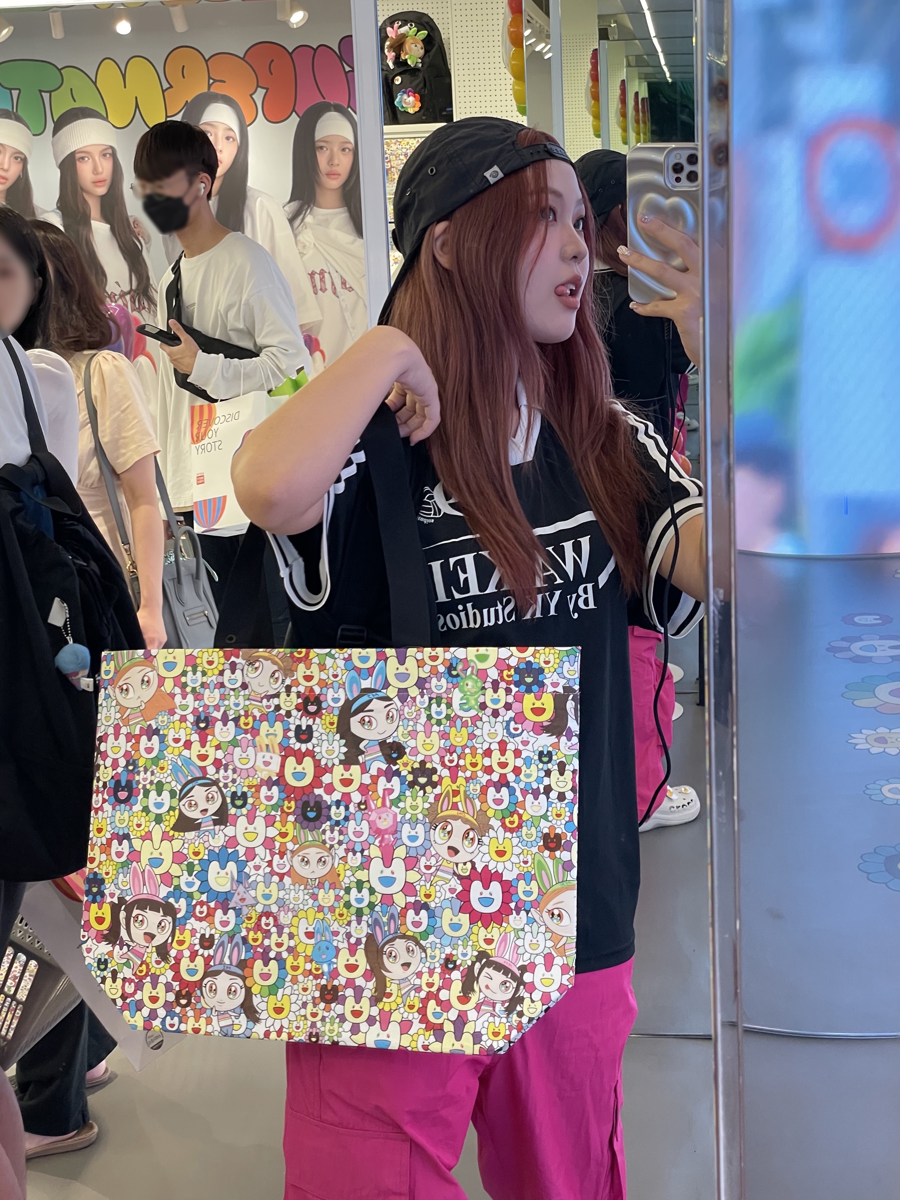 NewJeans Supernatural NJ x Murakami Drawstring Bag Ver., NewJeans x Murakami Reusable Bag L 착용 스타일 - 2