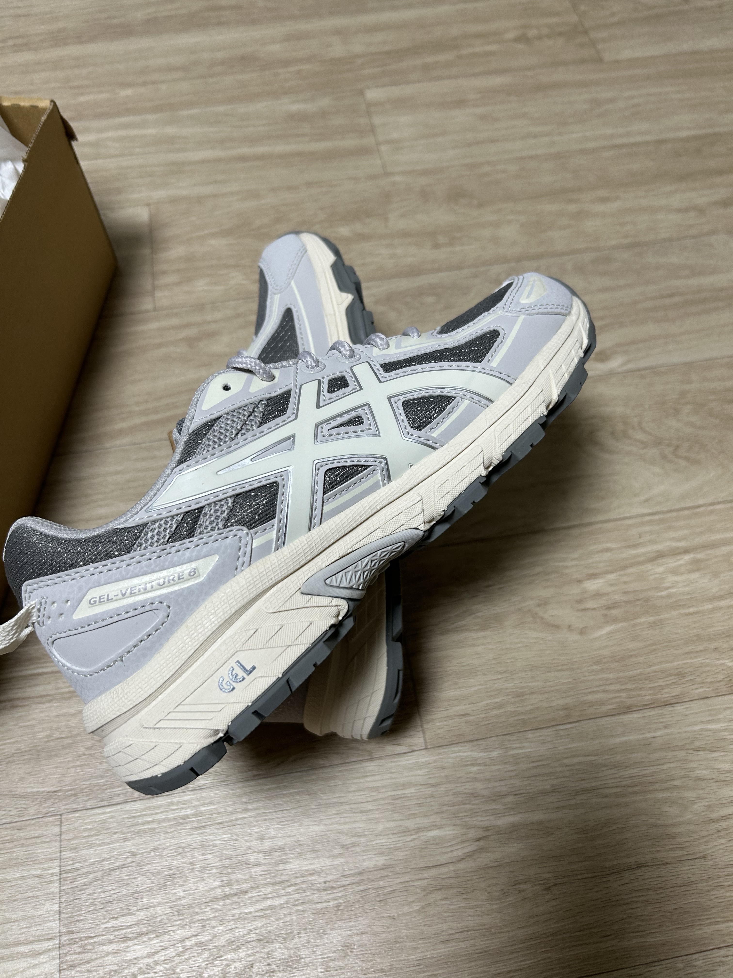 Asics Gel-Venture 6 SPS Clay Grey Cream 착용 스타일