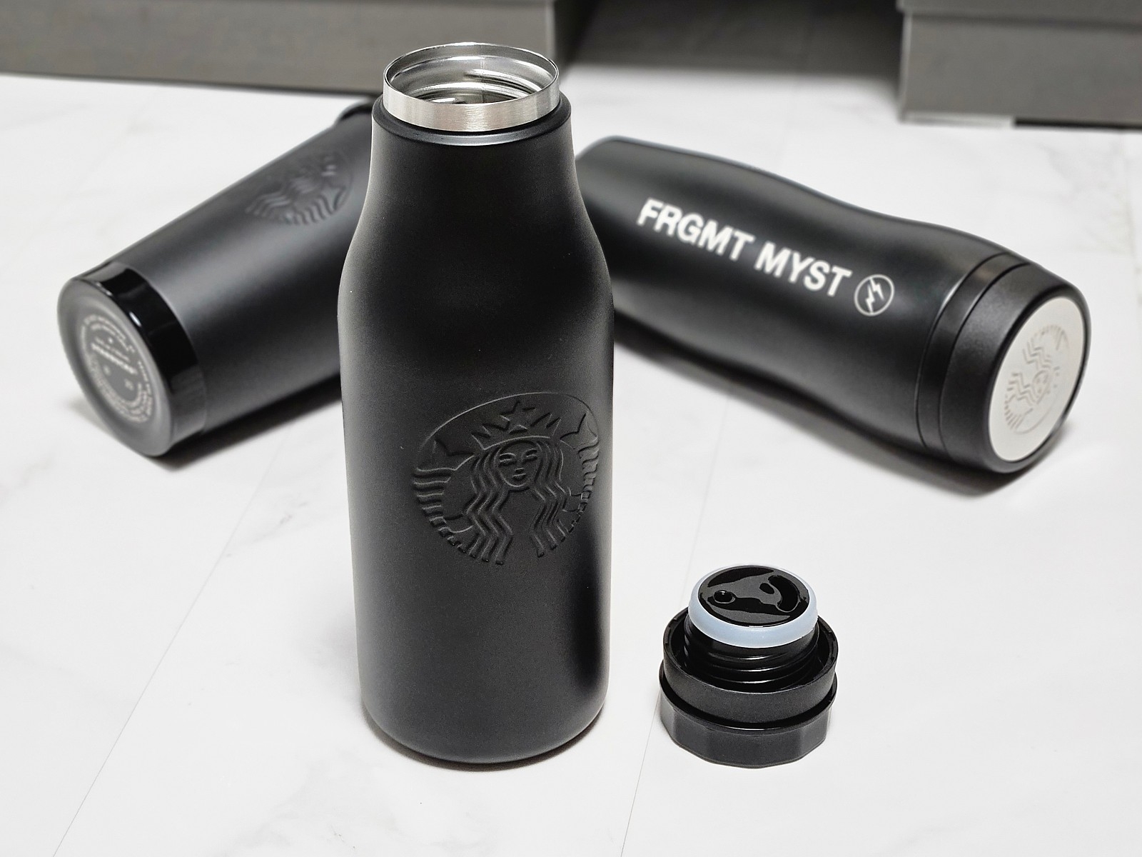 Starbucks x Fragment Stainless Steel Logo Bottle Matte Black 473ml, Starbucks x Fragment Stainless Steel Togo Logo Tumbler Matte Black 355ml 착용 스타일 - 6