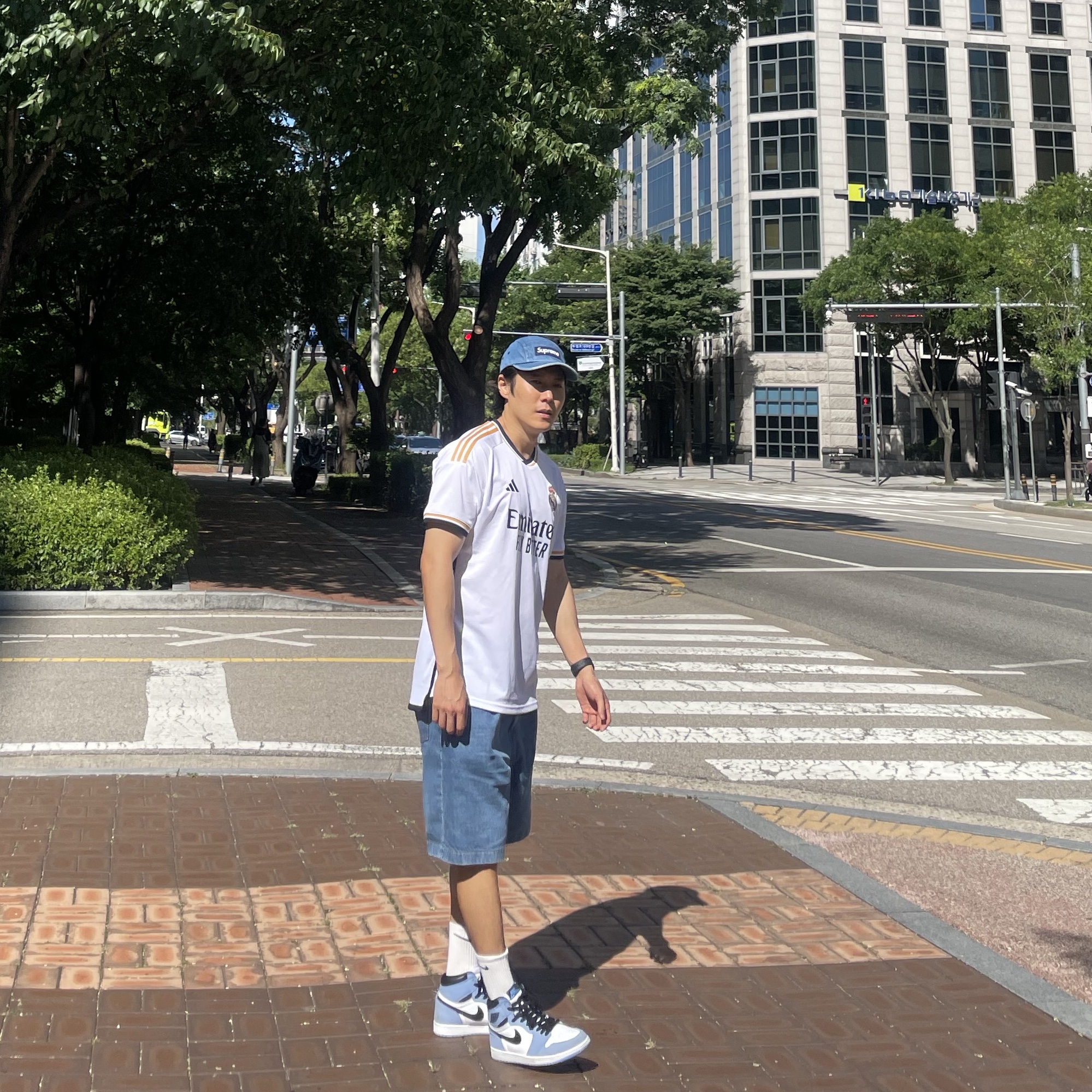 Adidas Real Madrid 2023/24 Home Jersey White - KR Sizing (Non Marking Ver.), Jordan 1 Retro High OG University Blue 착용 스타일 - 1