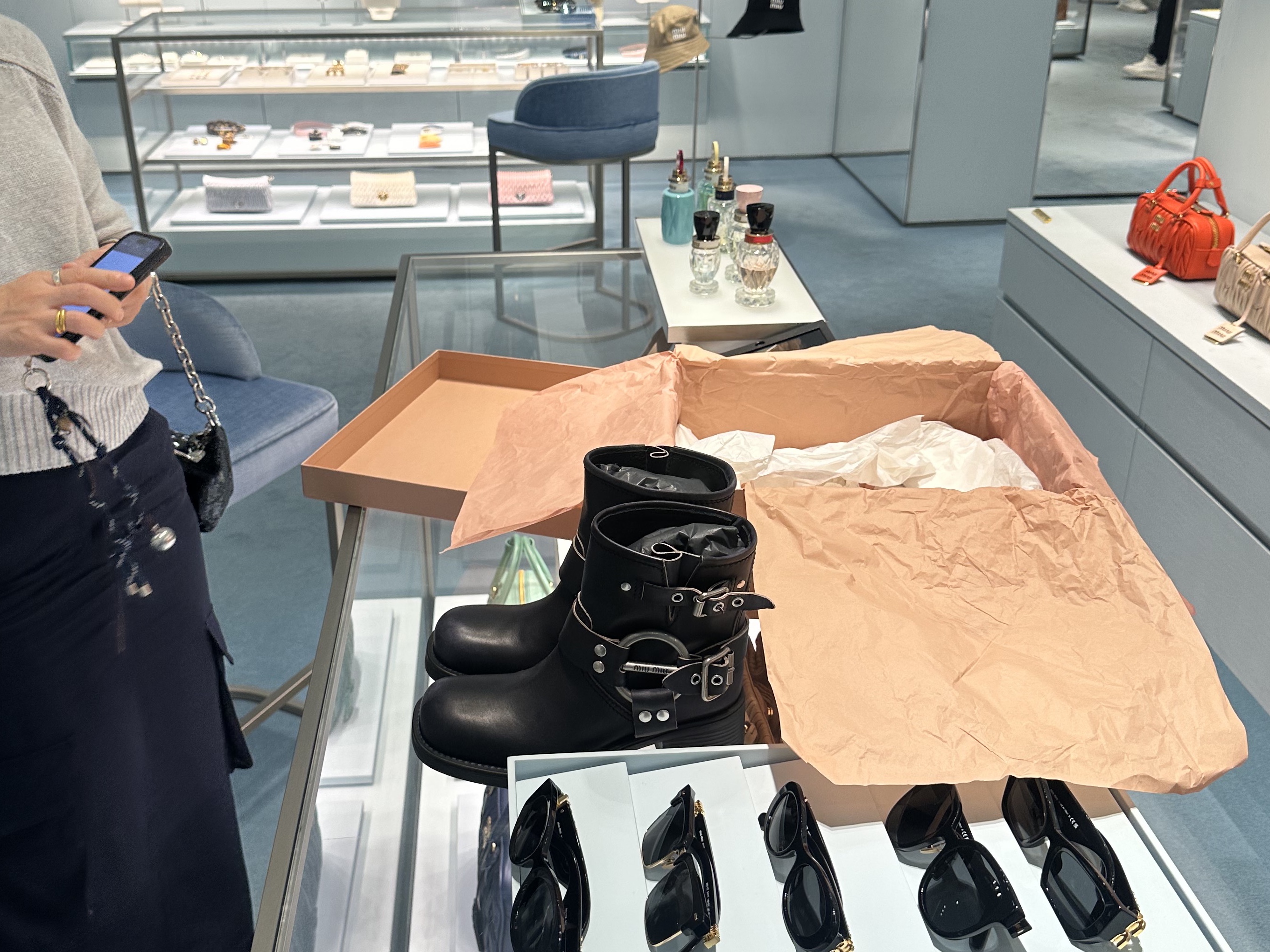 (W) Miu Miu Vintage-look leather Boots Black 착용 스타일 - 2